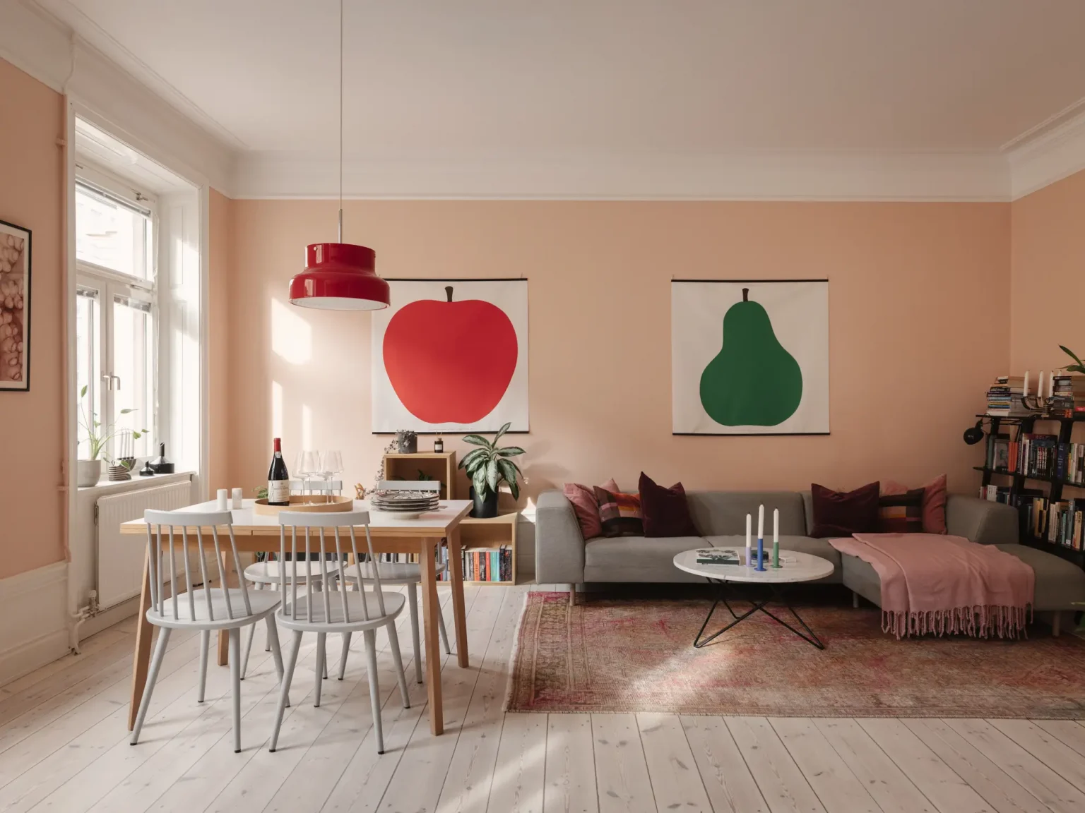 salon murs rose pâle avec moulures blanches décoration contemporaine scandinave