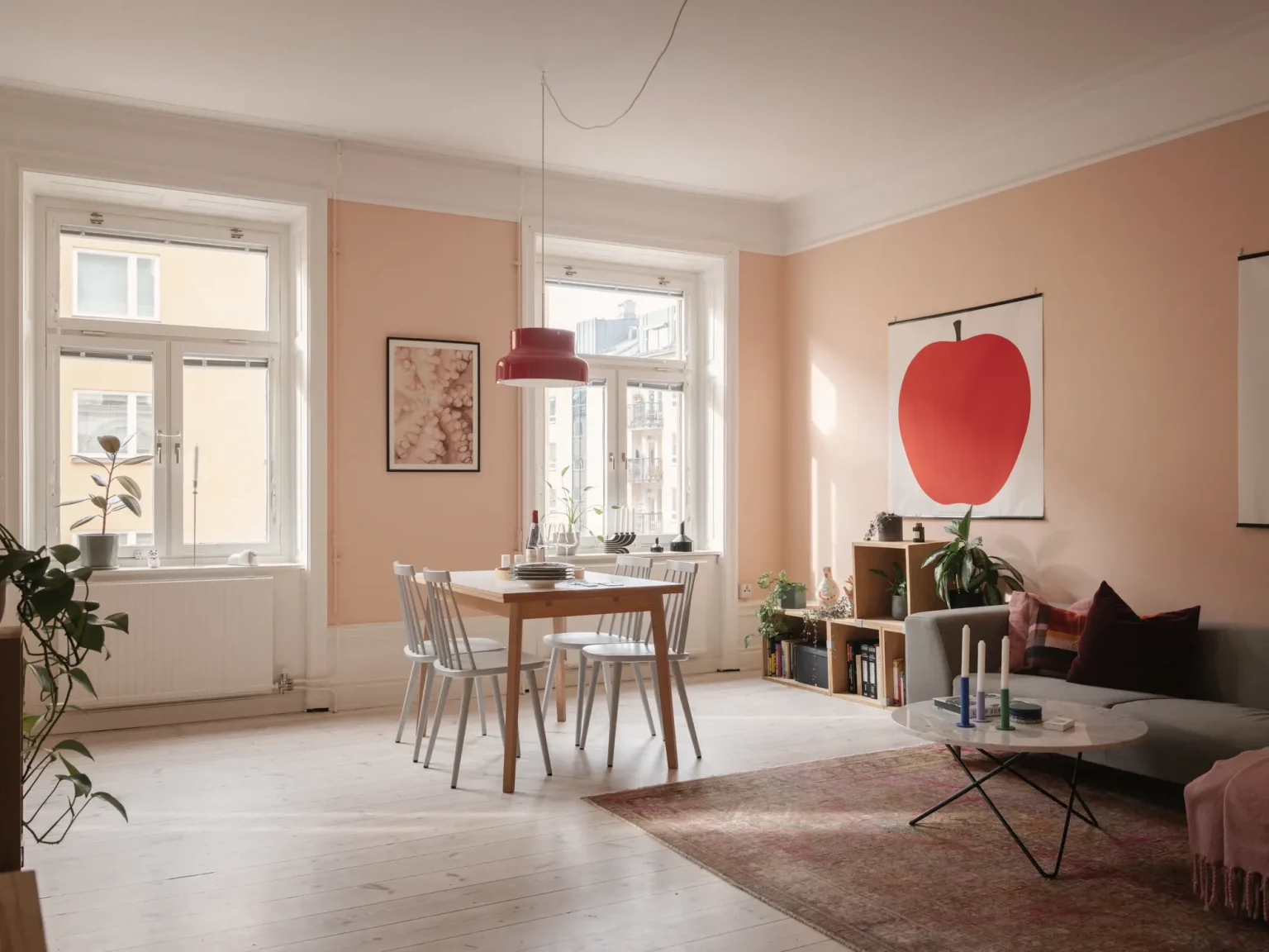 salon murs rose pâle avec moulures blanches décoration contemporaine scandinave