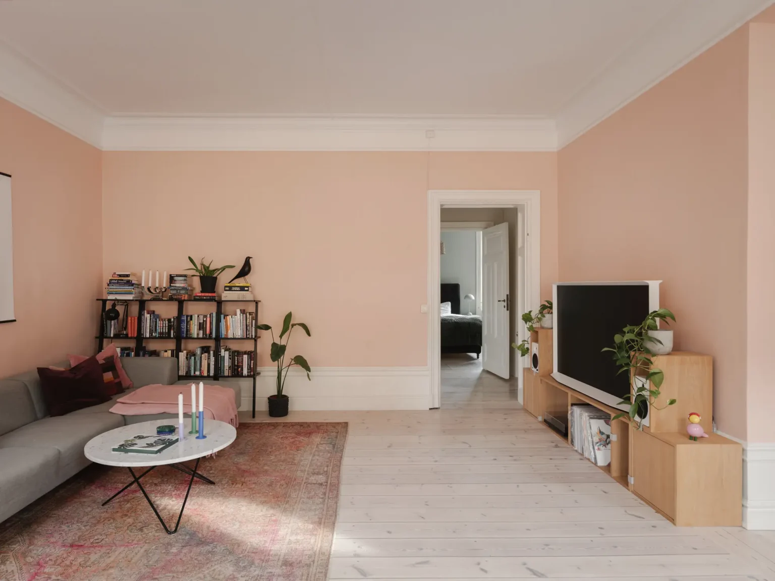 salon murs rose pâle avec moulures blanches décoration contemporaine scandinave