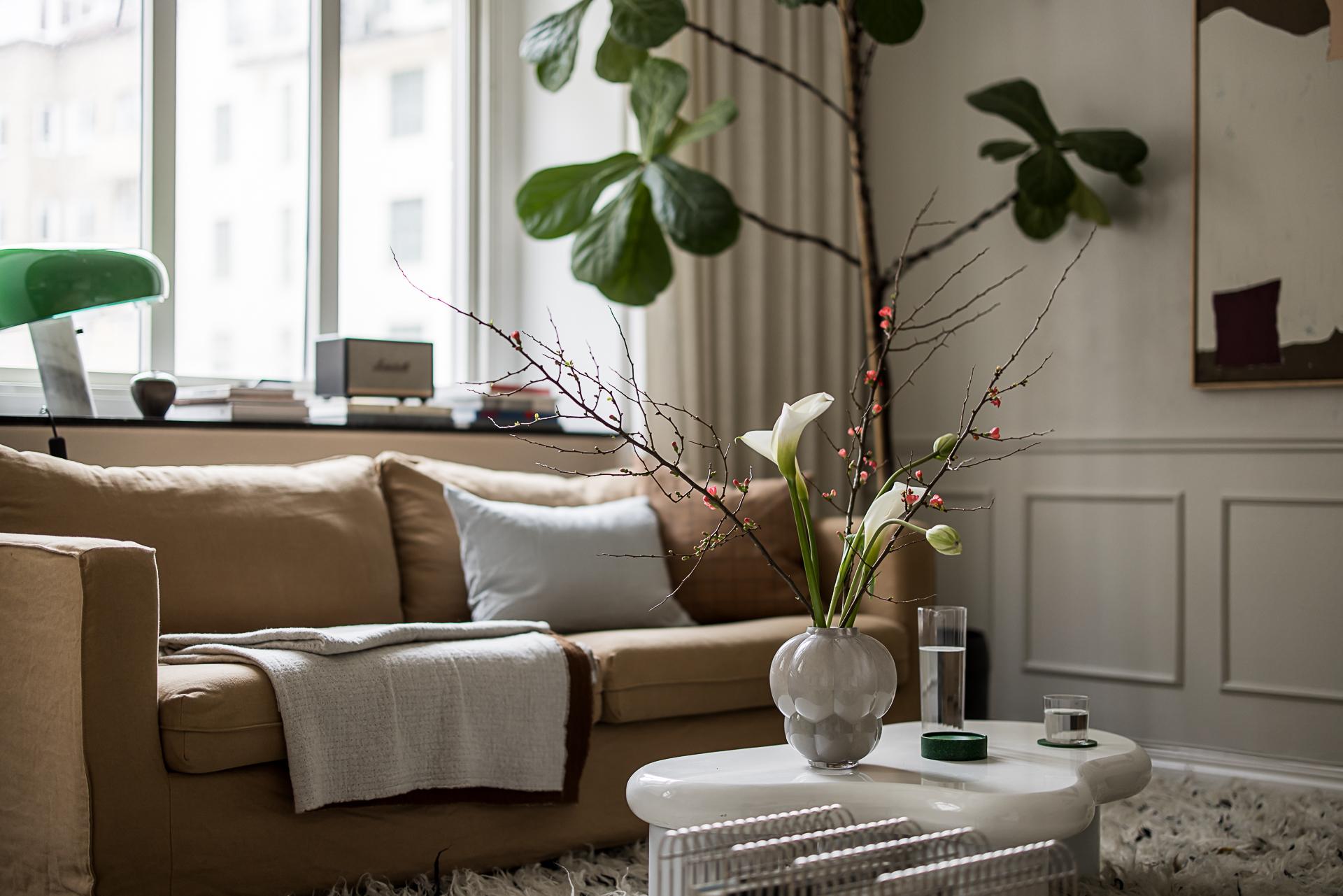 salon avec moulures décoration scandinave contemporaine dans immeuble Art Nouveau