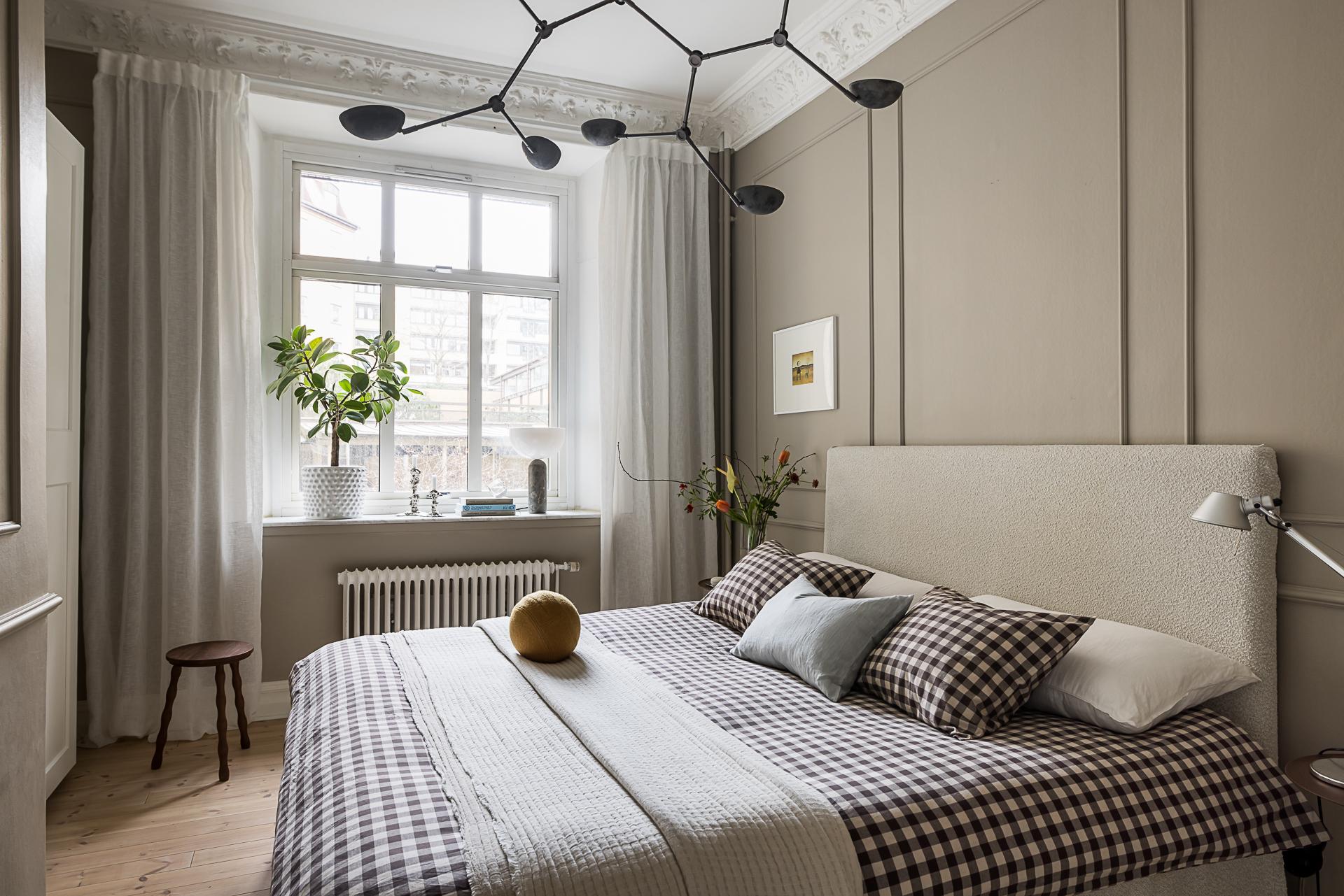 chambre beige avec moulures décoration scandinave contemporaine dans immeuble Art Nouveau