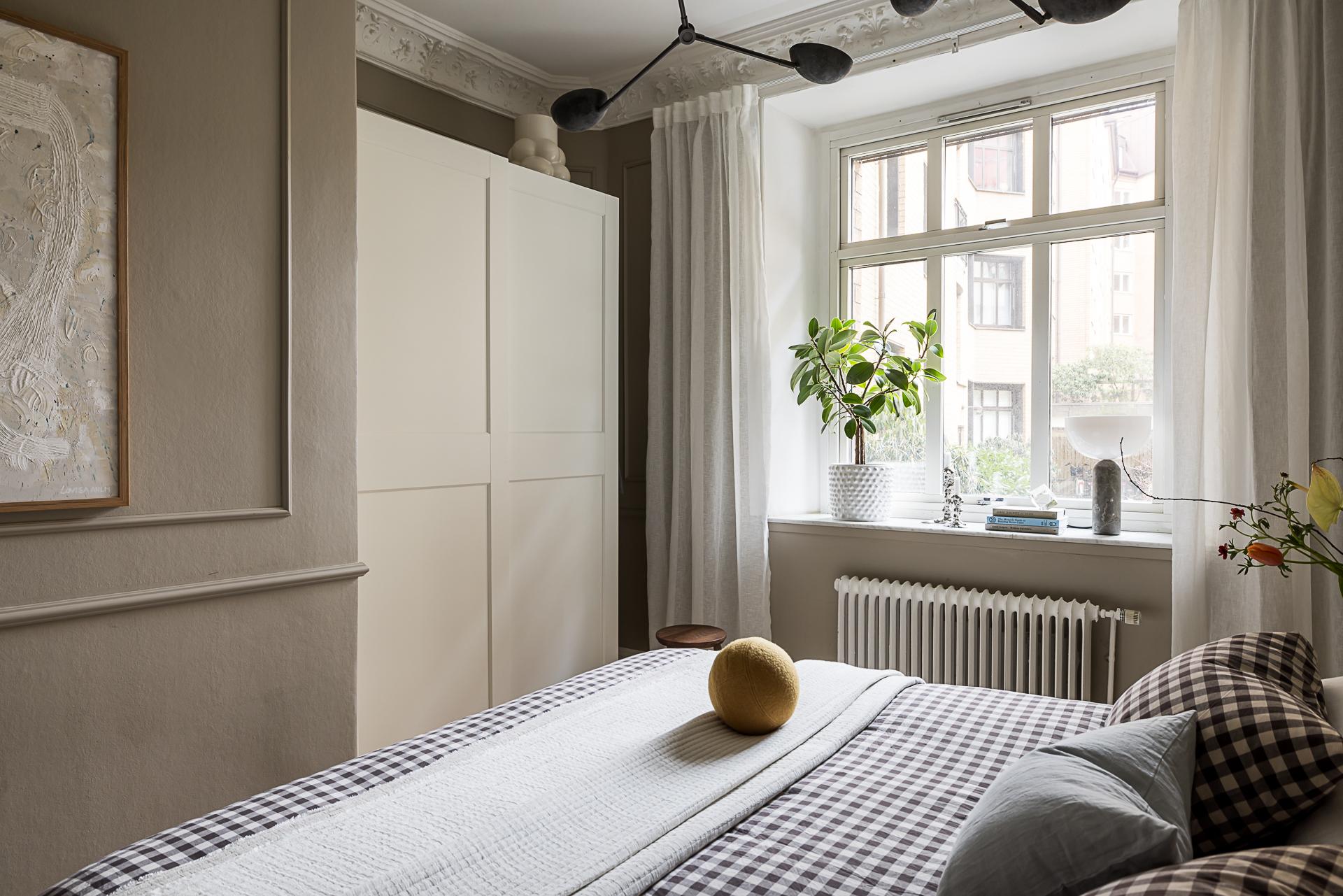 chambre beige avec moulures décoration scandinave contemporaine dans immeuble Art Nouveau