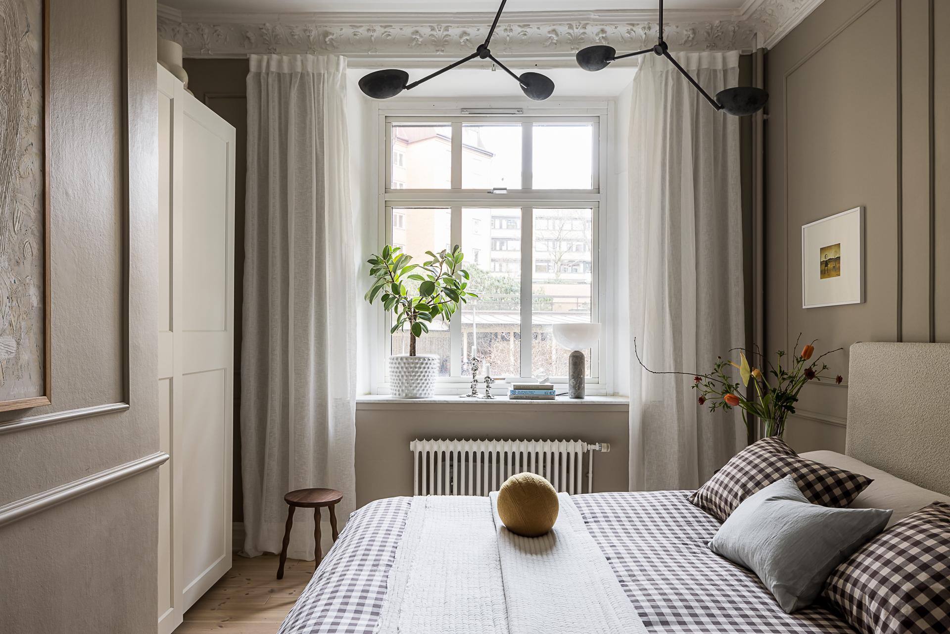 chambre beige avec moulures décoration scandinave contemporaine dans immeuble Art Nouveau