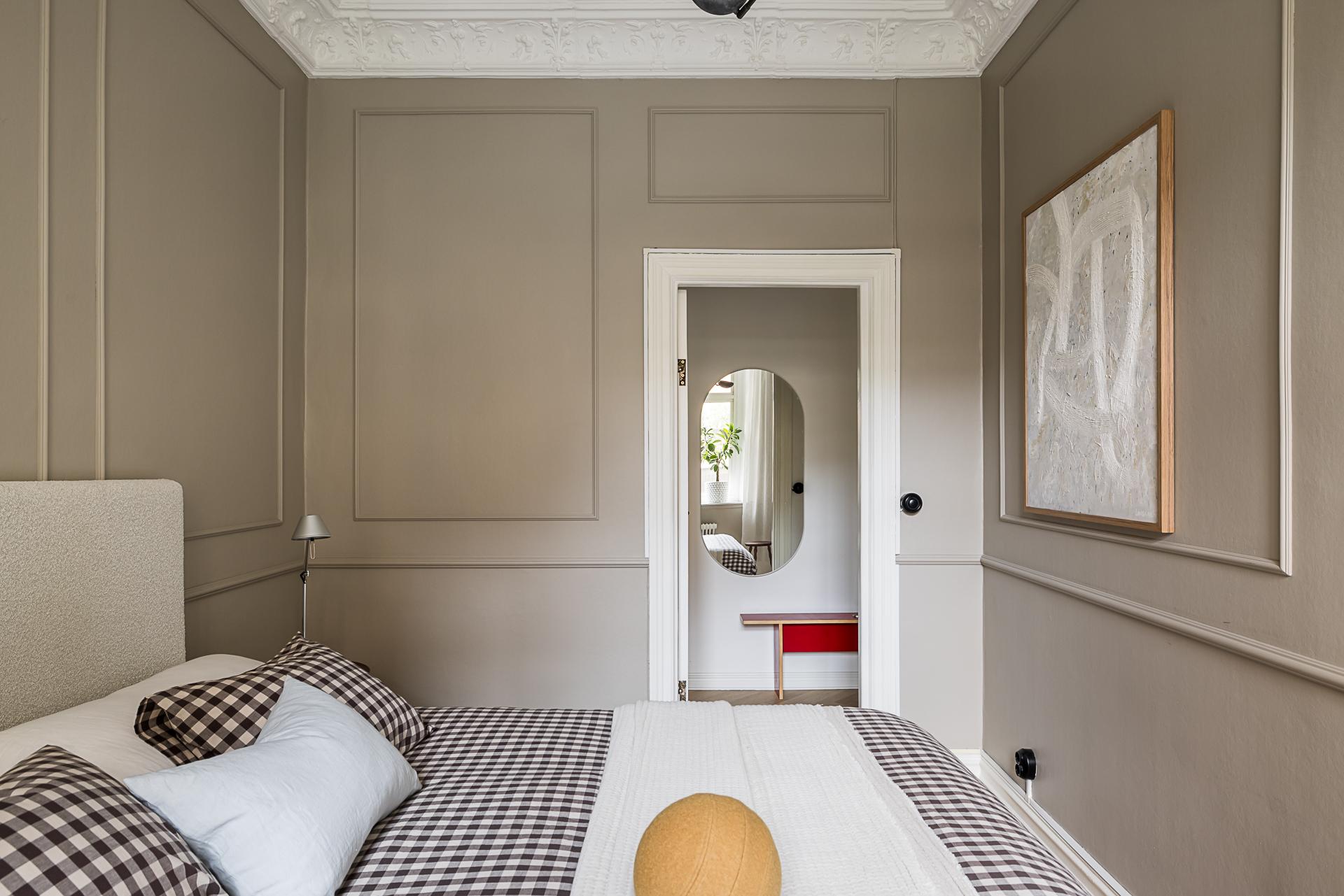 chambre beige avec moulures décoration scandinave contemporaine dans immeuble Art Nouveau