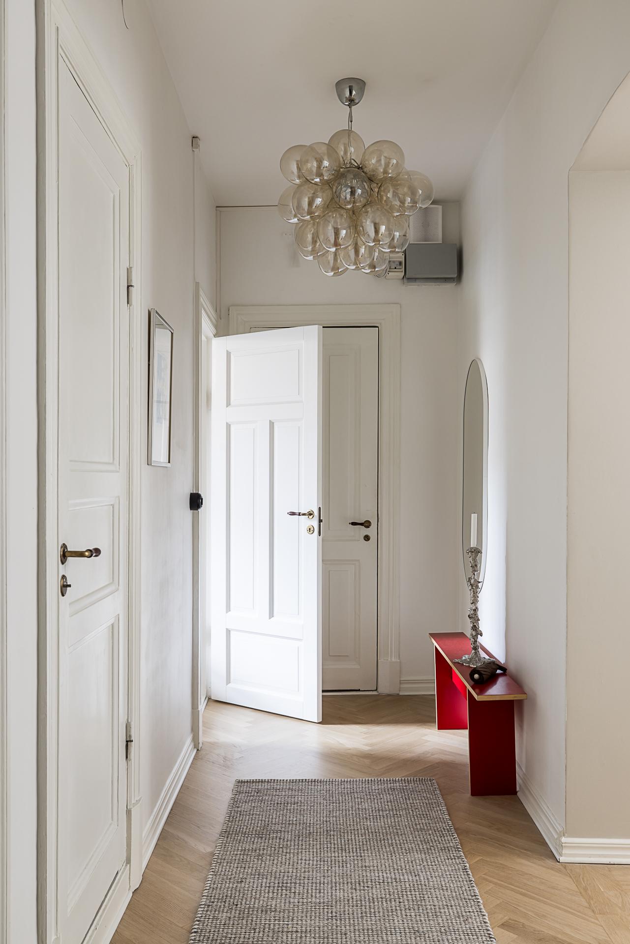 entrée appartement décoration scandinave contemporaine dans immeuble Art Nouveau