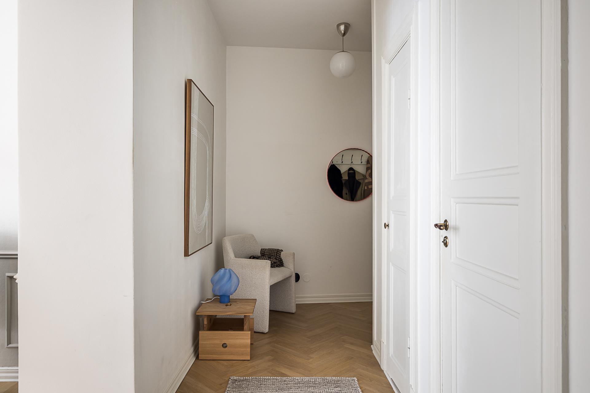 entrée appartement décoration scandinave contemporaine dans immeuble Art Nouveau