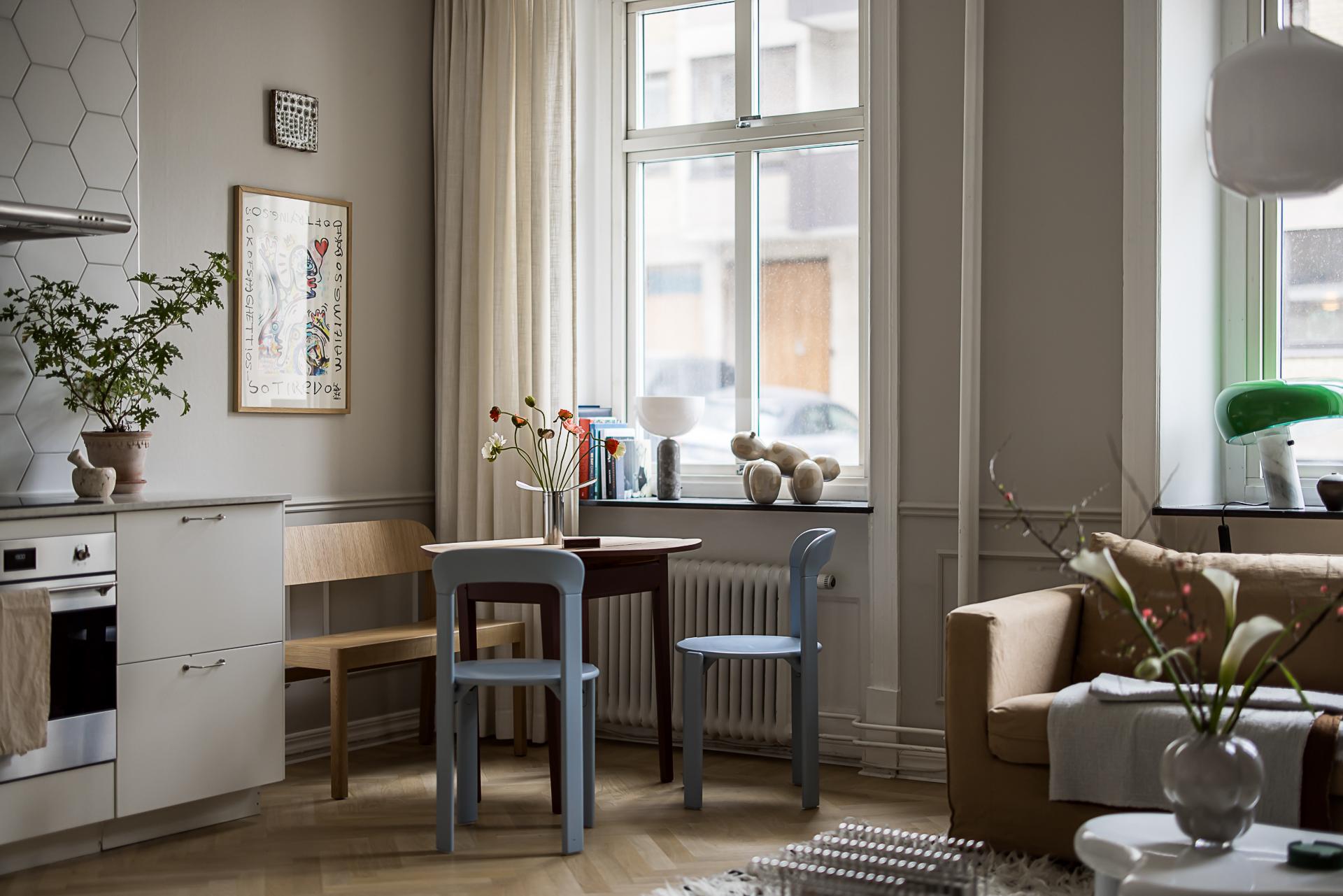 cuisine ouverte et salon avec moulures décoration scandinave contemporaine dans immeuble Art Nouveau