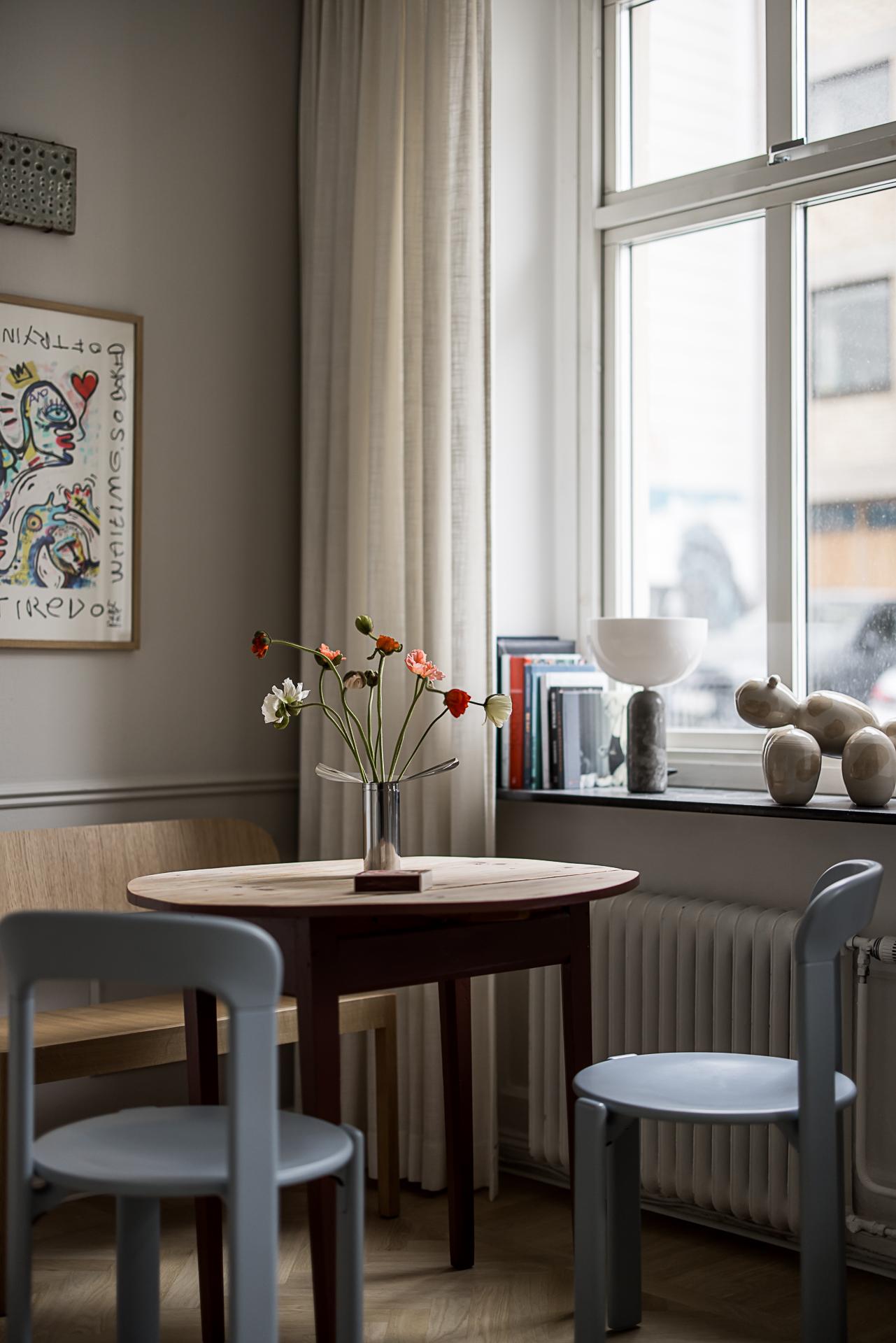 espace salle à manger décoration scandinave contemporaine dans immeuble Art Nouveau