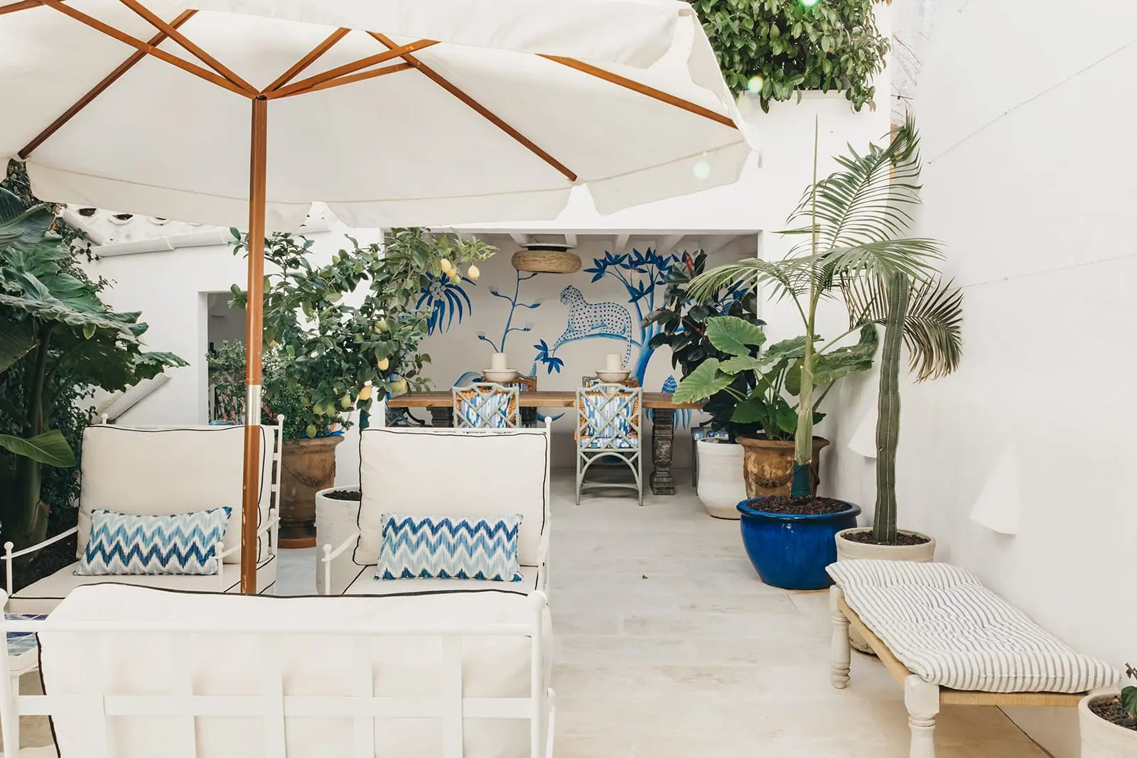 terrasse aménagée maison Minorque décoration bleue et blanche