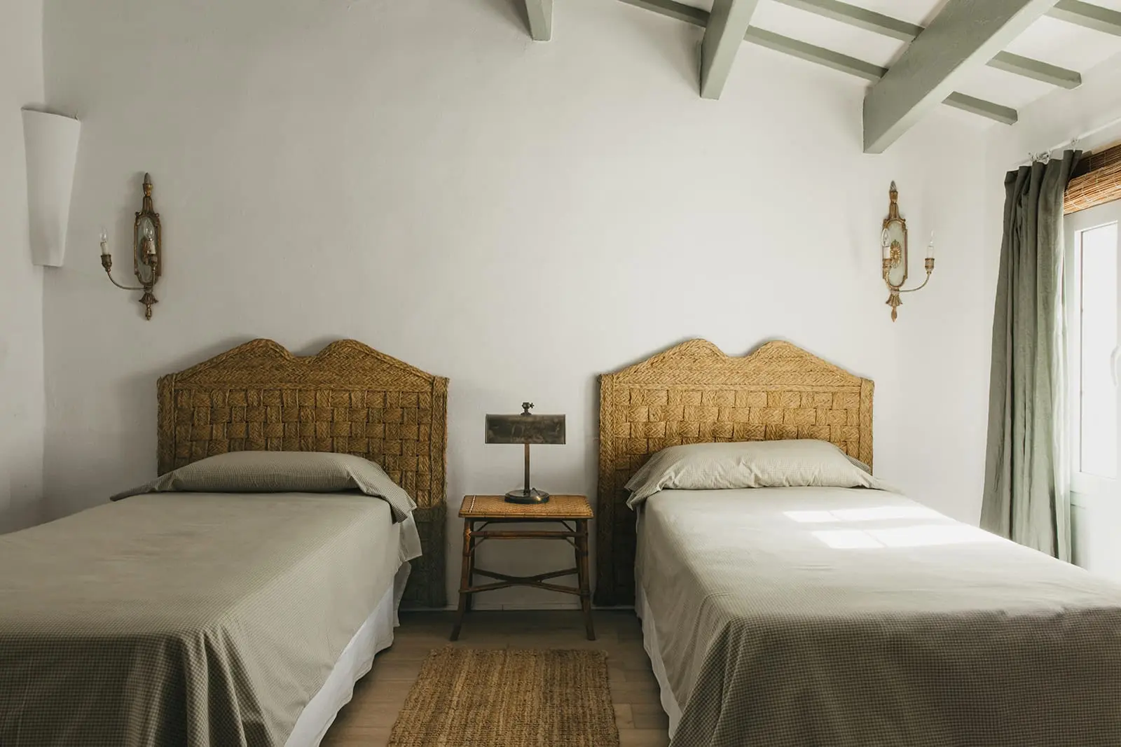 chambre à deux lits décoration vintage et méditerranéenne maison Minorque