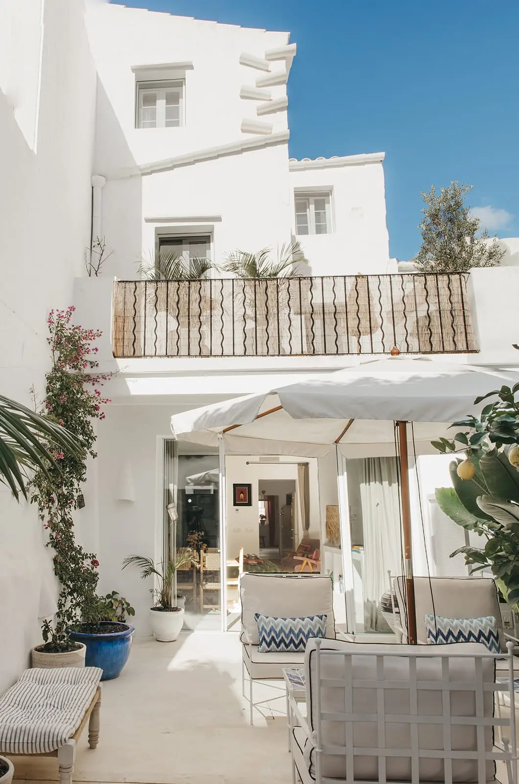 terrasse aménagée maison Minorque décoration bleue et blanche