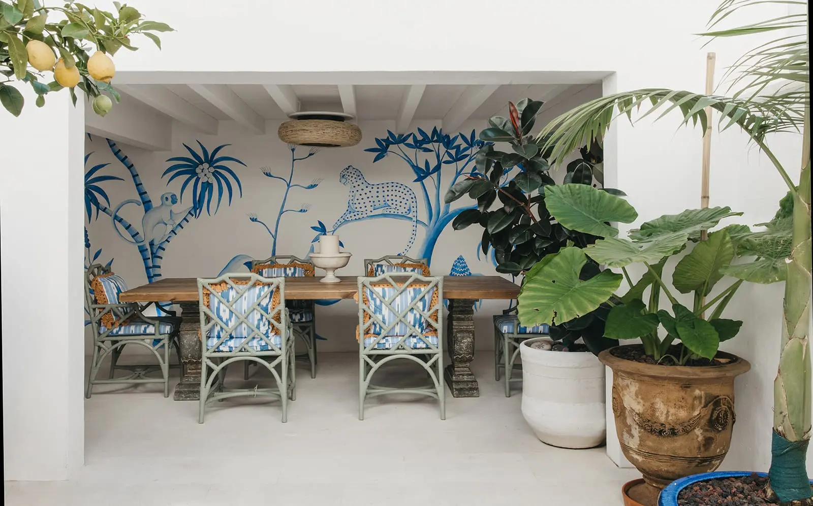 terrasse aménagée maison Minorque décoration bleue et blanche