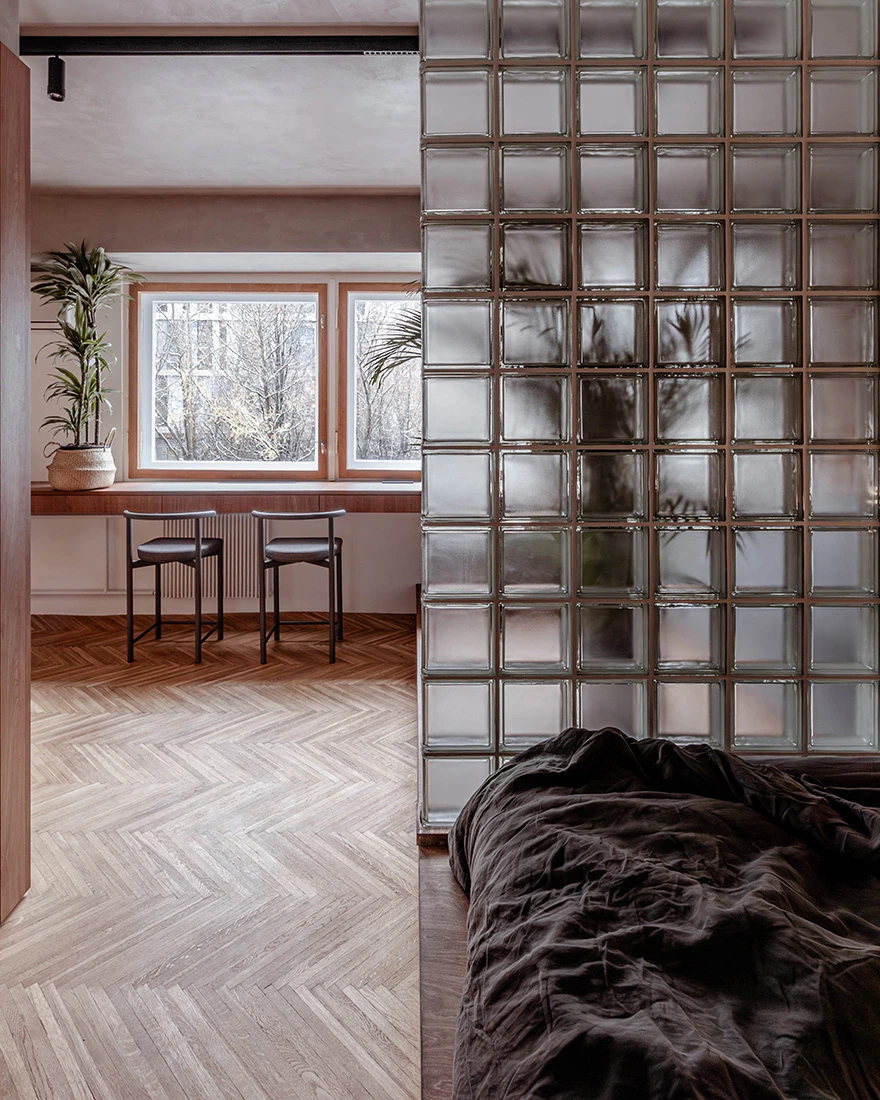 espace chambre avec cloison pavé de verre pour séparer le salon studio 40m2 décoration contemporaine bois et gris