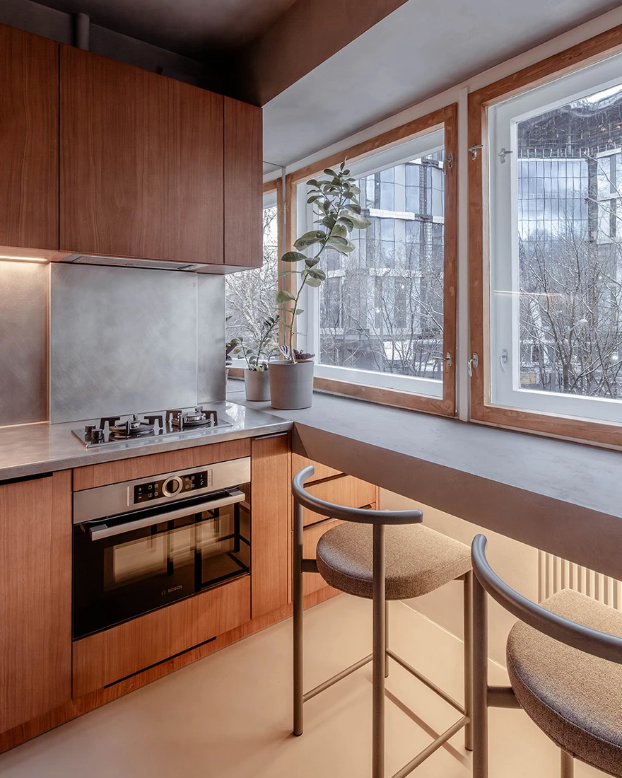 cuisine avec bar devant fenêtre studio 40m2 décoration contemporaine bois et gris