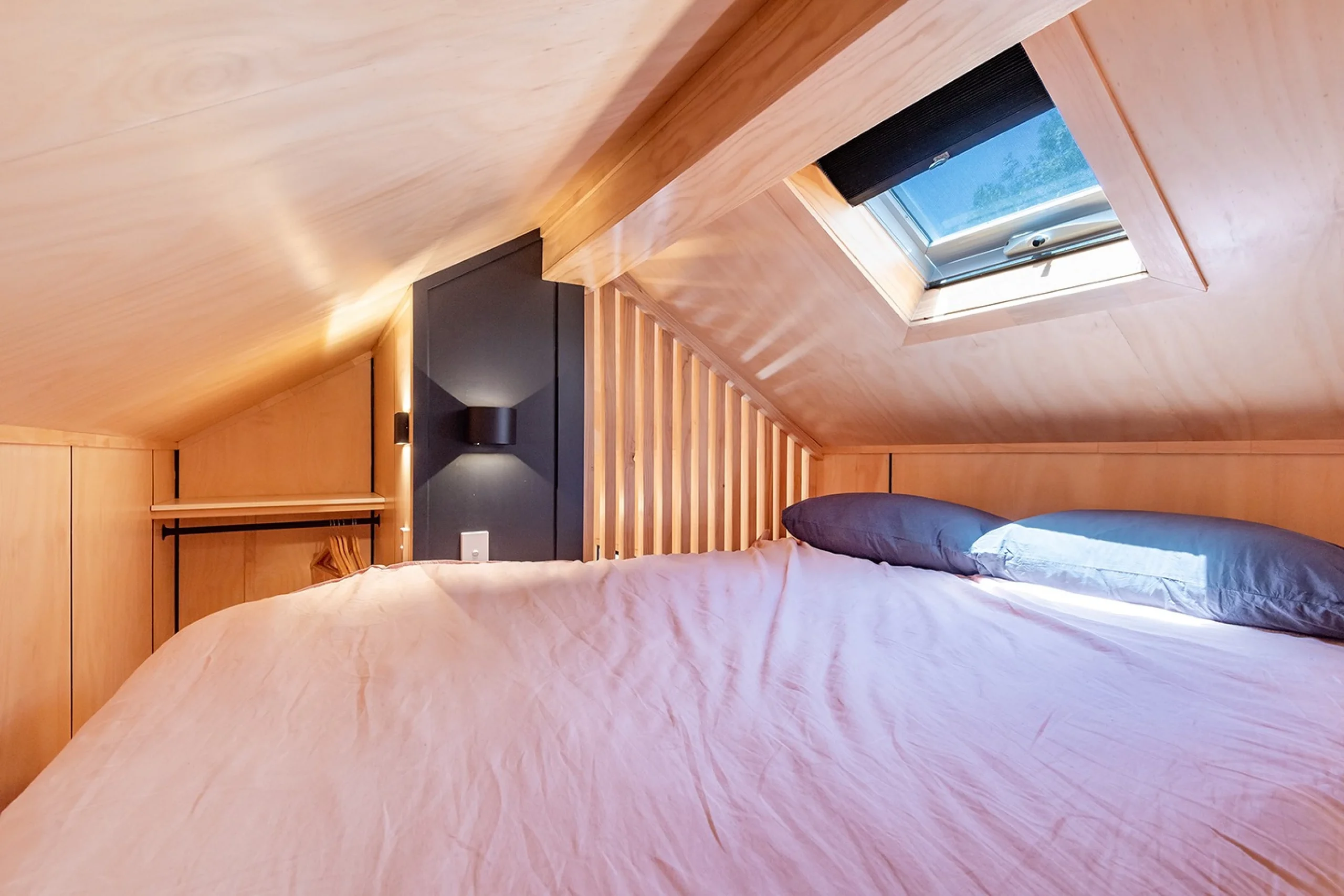 chambre mansardée avec velux mini maison de 15m2 l’Artista par Tiny Tect Tiny Houses chambre mansardée avec velux mini maison de 15m2 l’Artista par Tiny Tect Tiny Houses