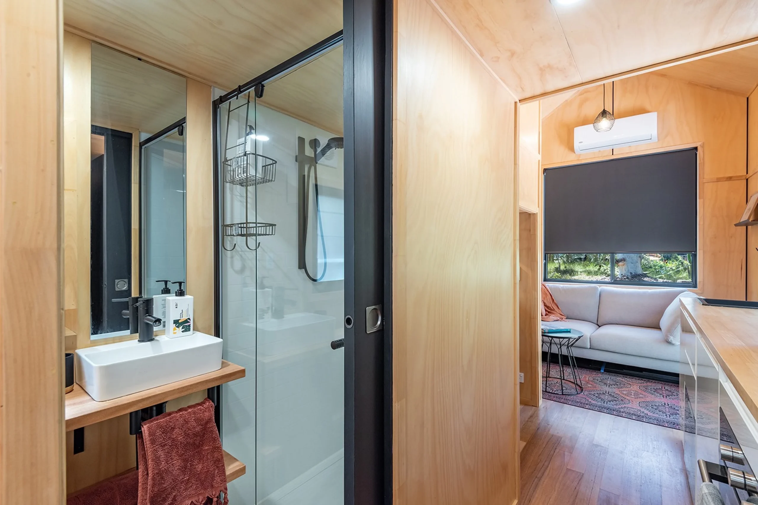salon et salle de bain mini maison de 15m2 l’Artista par Tiny Tect Tiny Houses salon et salle de bain mini maison de 15m2 l’Artista par Tiny Tect Tiny Houses