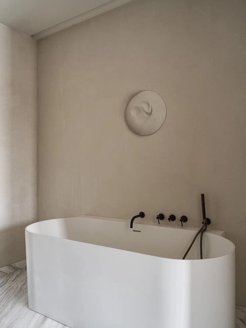salle de bain avec baignoire îlot design appartement 75m2 décoration contemporaine et Art Déco salle de bain avec baignoire îlot design appartement 75m2 décoration contemporaine et Art Déco