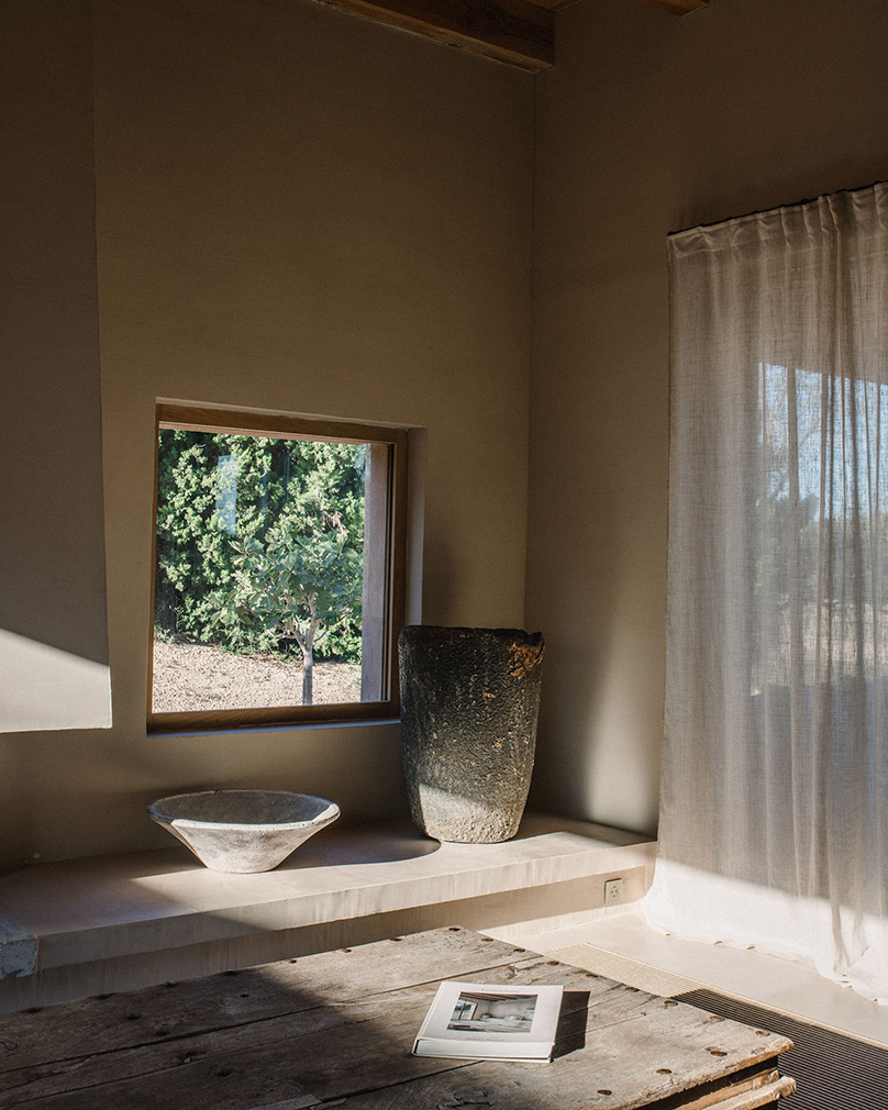 salon avec cheminée Casa Terra finca contemporaine Espagne décoration rustique chic salon avec cheminée Casa Terra finca contemporaine Espagne décoration rustique chic