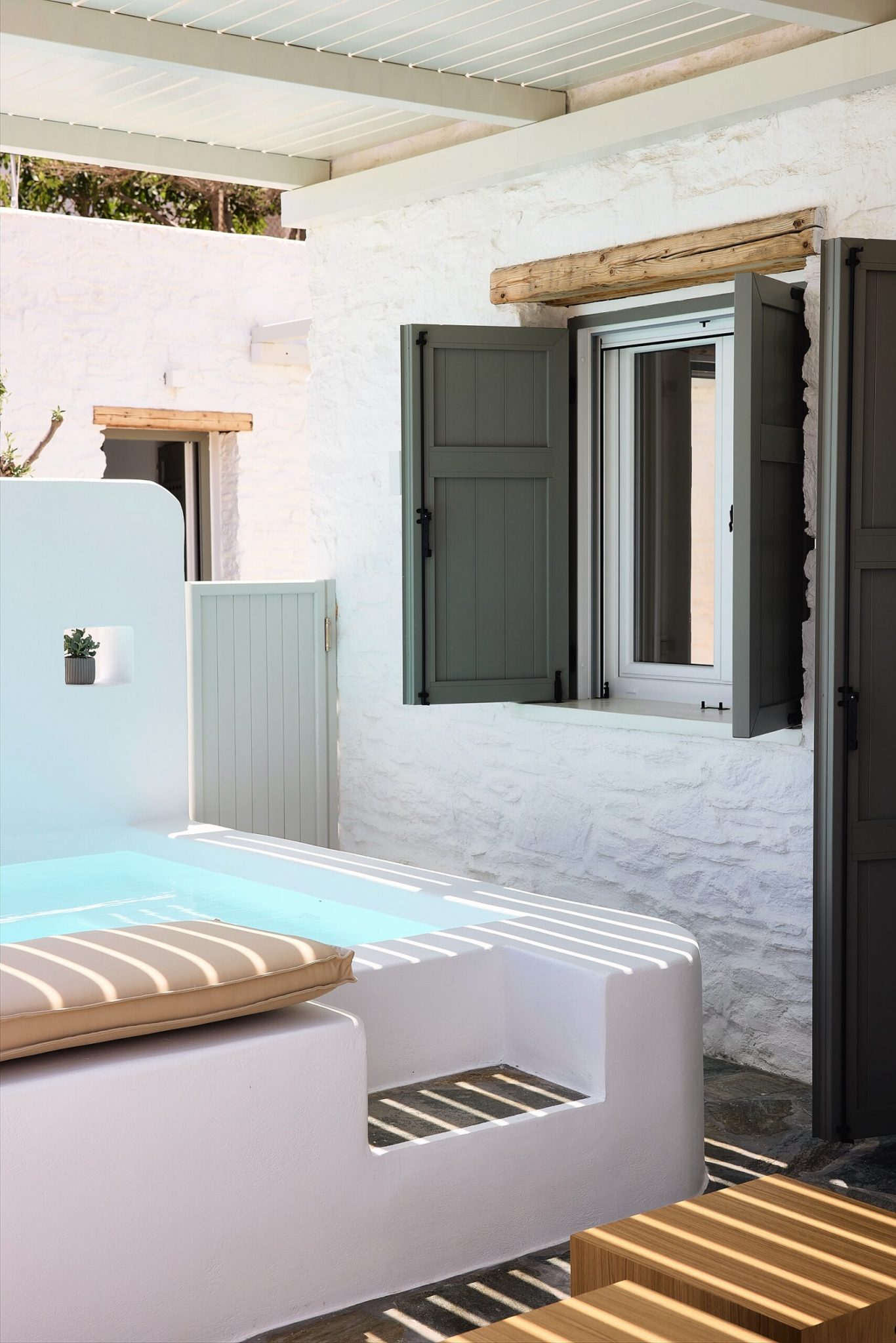 terrasse avec pergola mini maison grecque de 40m2 avec piscine et vue mer