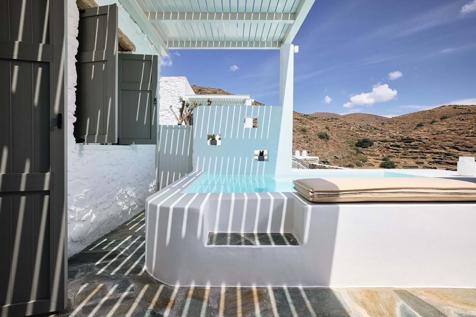 terrasse mini maison grecque de 40m2 avec piscine et vue mer