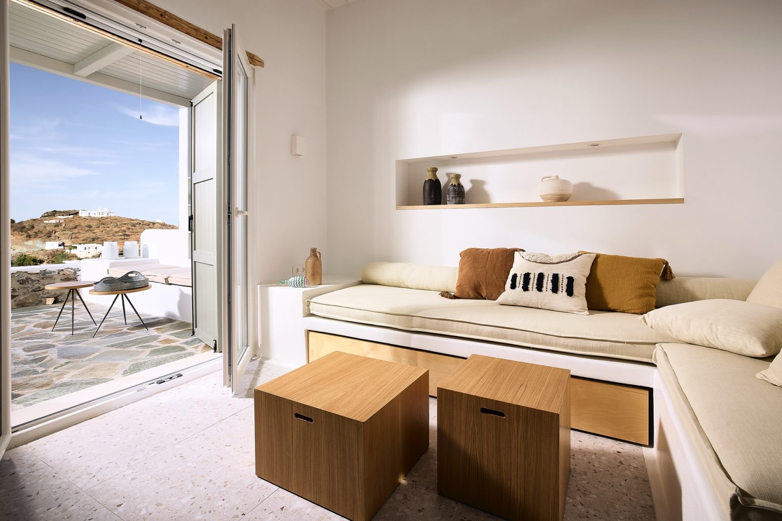 salon décoration naturelle mini maison grecque de 40m2 avec piscine et vue mer