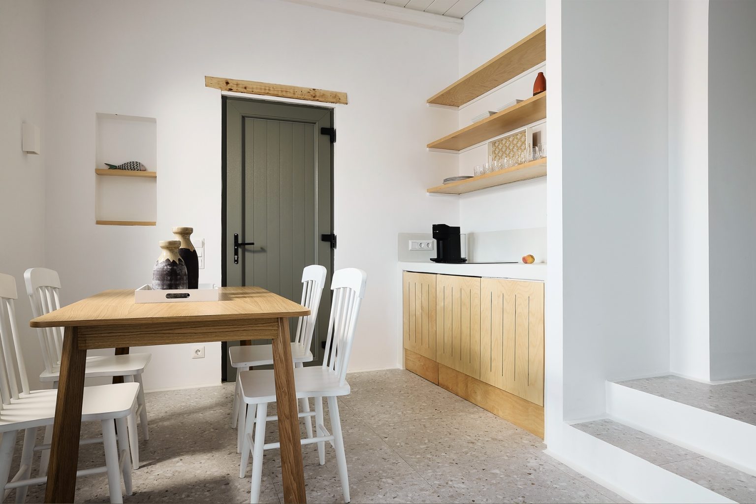 salle à manger décoration naturelle mini maison grecque de 40m2 avec piscine et vue mer