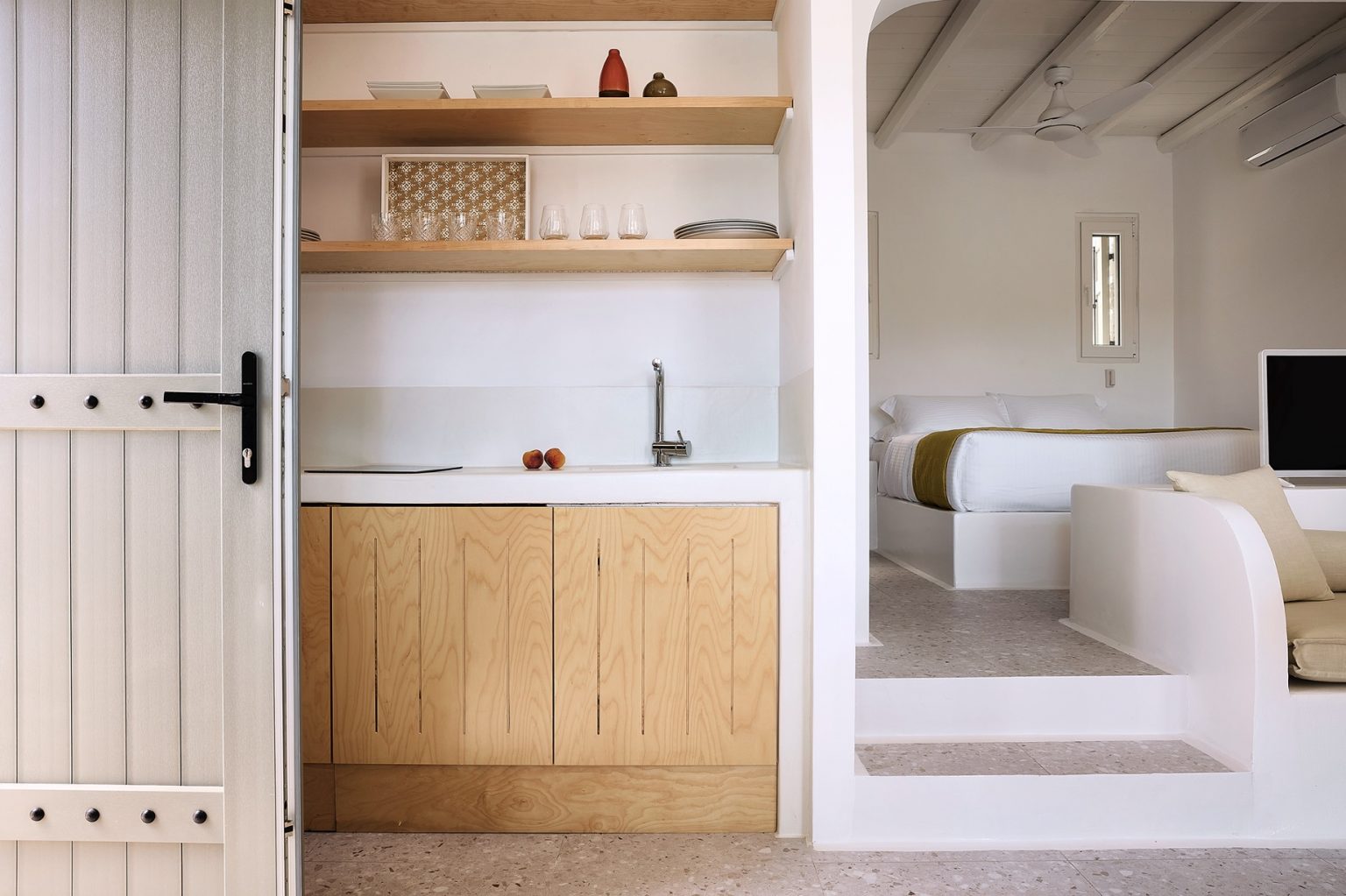 entrée avec petite cuisine décoration naturelle mini maison grecque de 40m2 avec piscine et vue mer