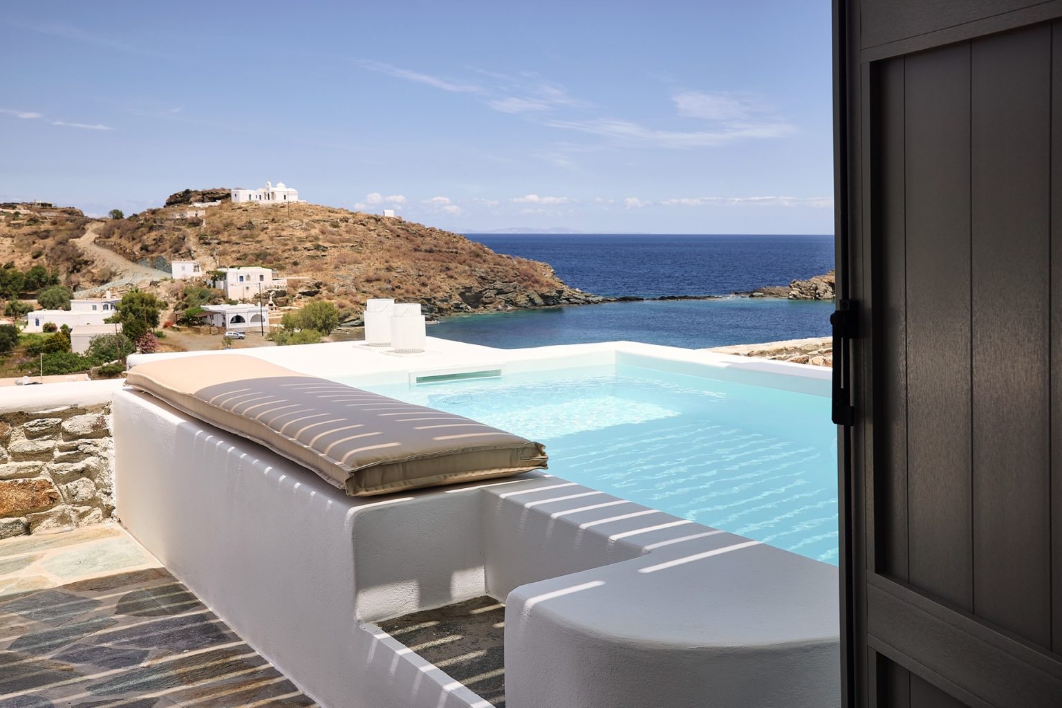 terrasse mini maison grecque de 40m2 avec piscine et vue mer