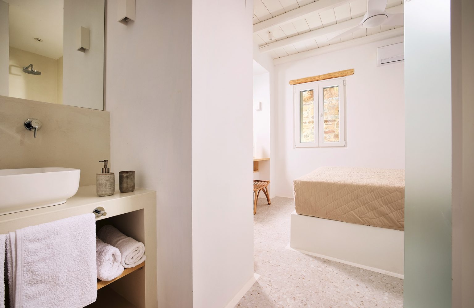 chambre et salle de bain décoration naturelle mini maison grecque de 40m2 avec piscine et vue mer