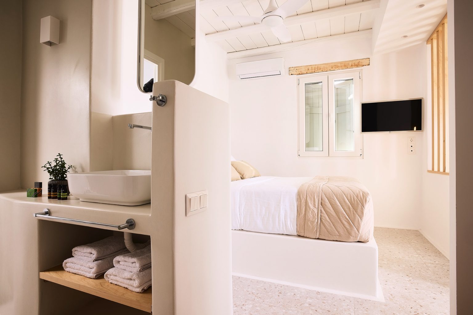 chambre et salle de bain décoration naturelle mini maison grecque de 40m2 avec piscine et vue mer