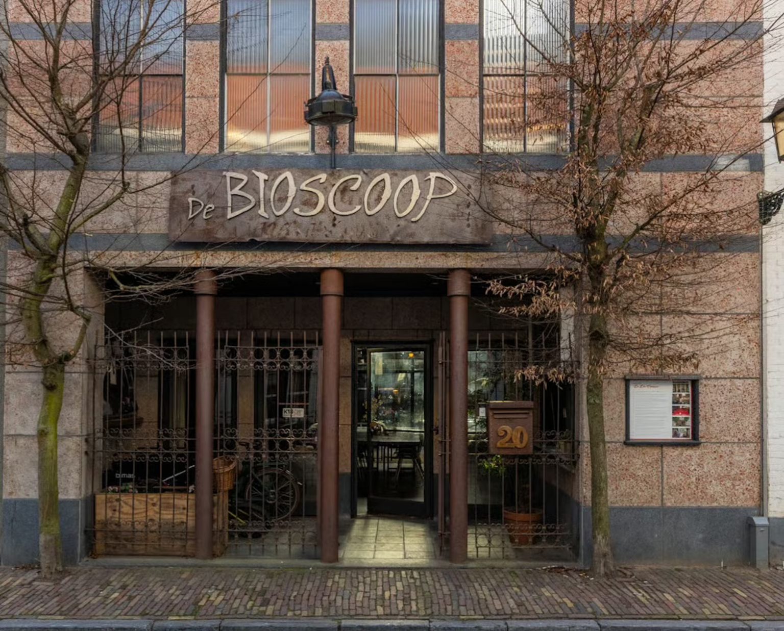 maison de ville avec cour dans ancien cinéma