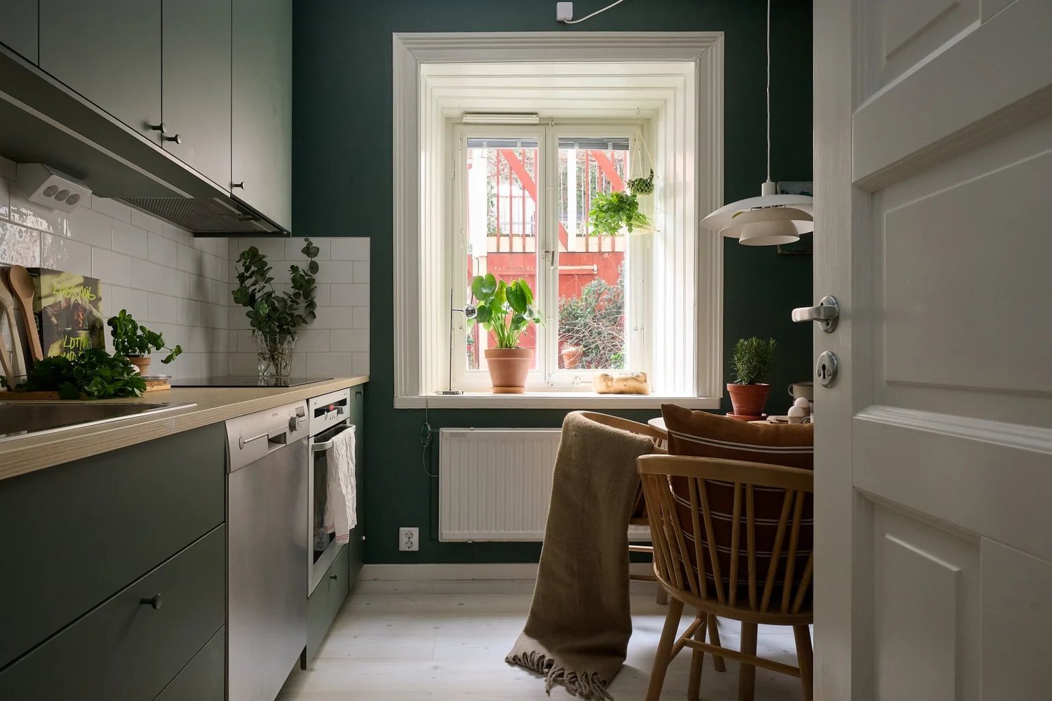 cuisine verte avec espace salle à manger décoration scandinave