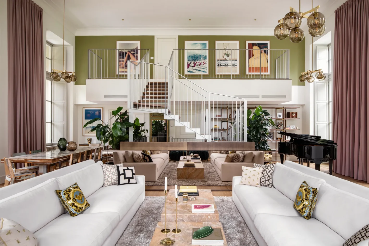 salon double hauteur avec escalier appartement avec jardin Milan décoration contemporaine classique