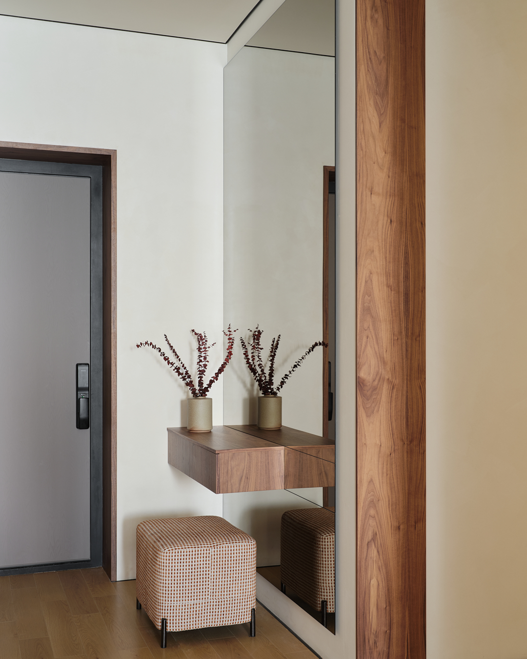 entrée avec console noyer et miroir décoration contemporaine entrée avec console noyer et miroir décoration contemporaine