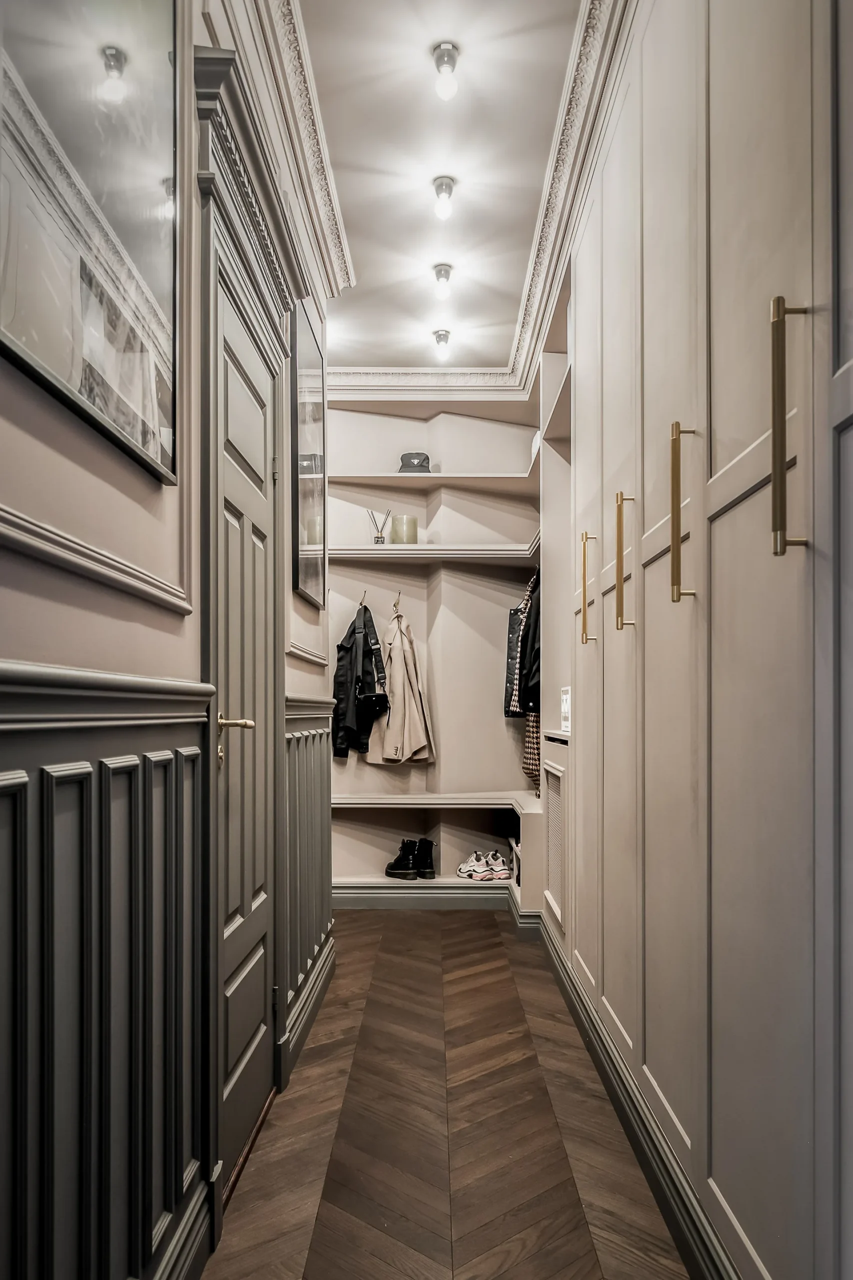 couloir avec moulures et placards décoration grise scandinave et contemporaine deux-pièces 39m2 couloir avec moulures et placards décoration grise scandinave et contemporaine deux-pièces 39m2