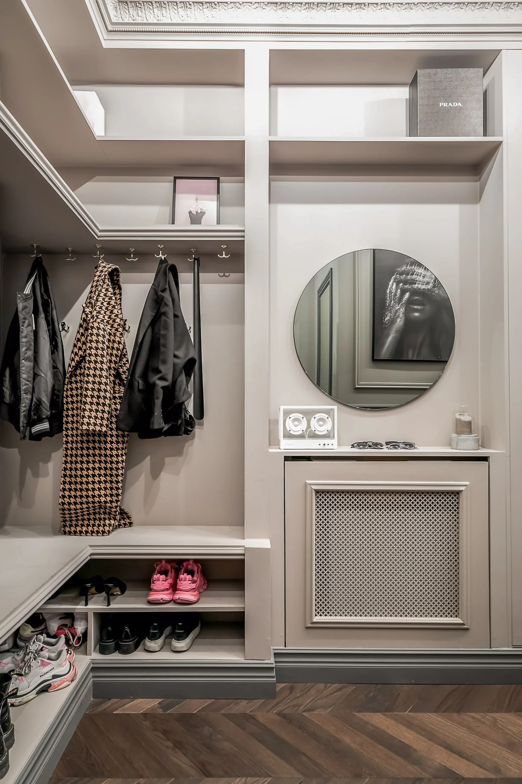 entrée avec moulures décoration grise scandinave et contemporaine deux-pièces 39m2 entrée avec moulures décoration grise scandinave et contemporaine deux-pièces 39m2