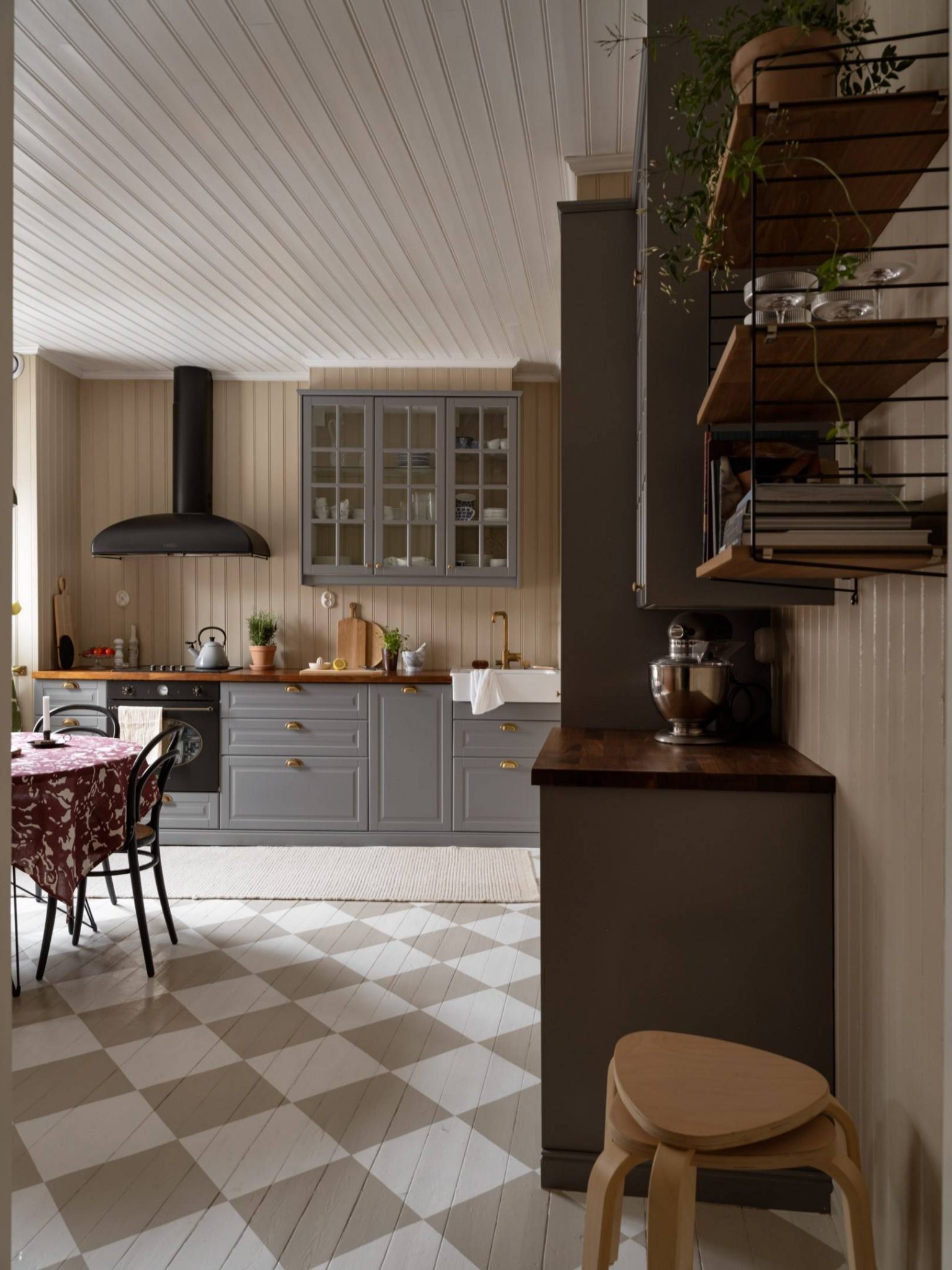 cuisine grise sol parquet peint à damier beige et blanc appartement de 67m2 au charme campagnard décoration scandinave