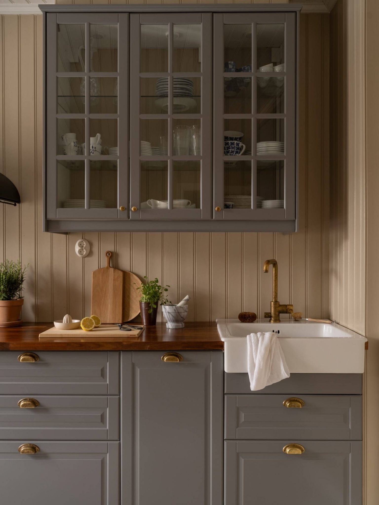 cuisine grise sol parquet peint à damier beige et blanc appartement de 67m2 au charme campagnard décoration scandinave