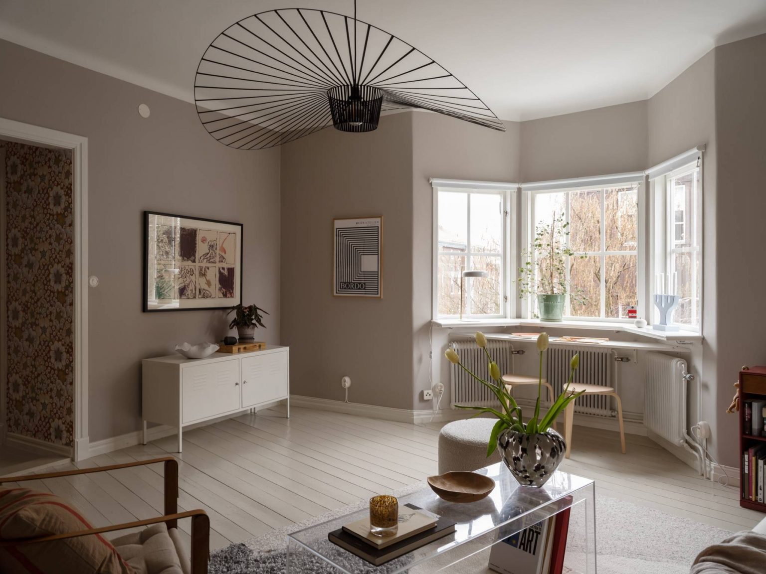 salon parquet peint en blanc appartement de 67m2 au charme campagnard décoration scandinave