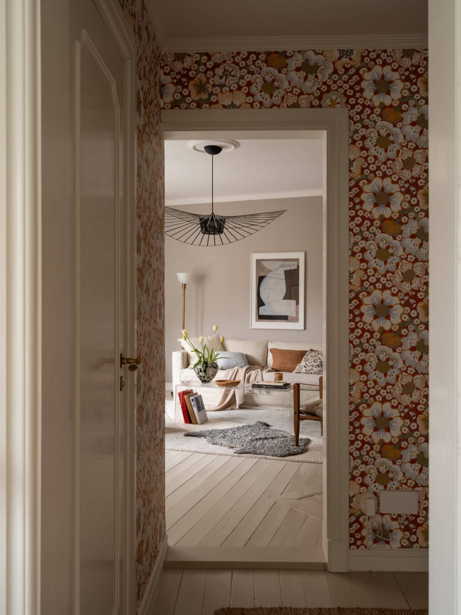 couloir papier-peint Sample Eldblomman de Josef Frank appartement de 67m2 au charme campagnard décoration scandinave