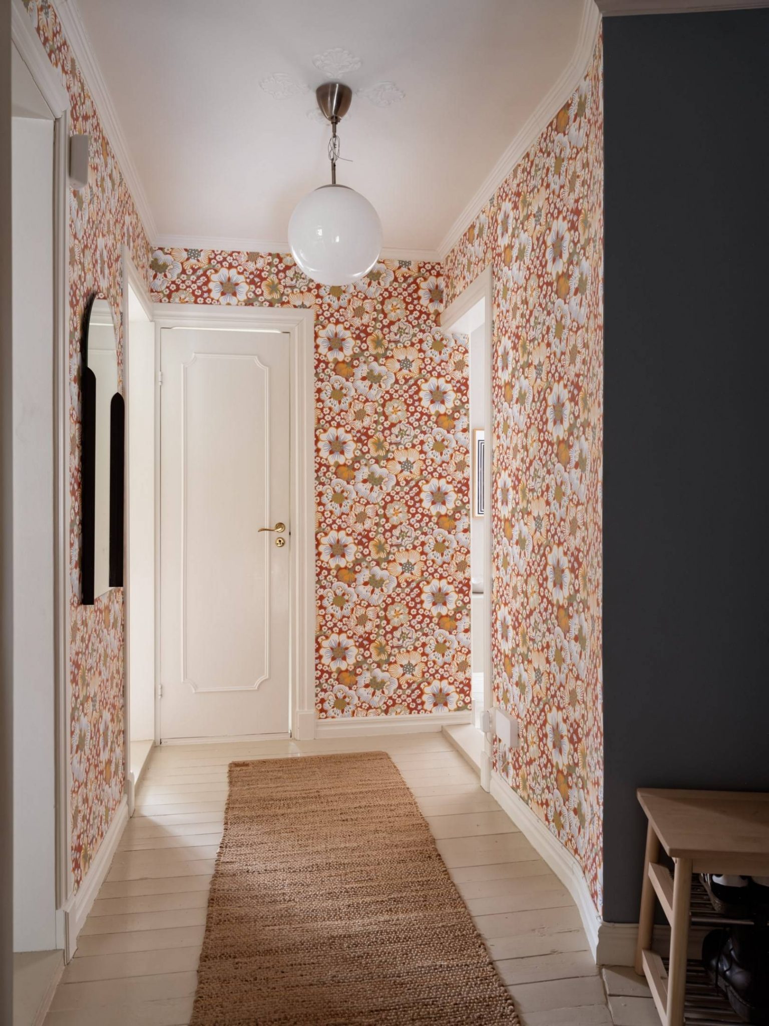 couloir papier-peint Sample Eldblomman de Josef Frank appartement de 67m2 au charme campagnard décoration scandinave