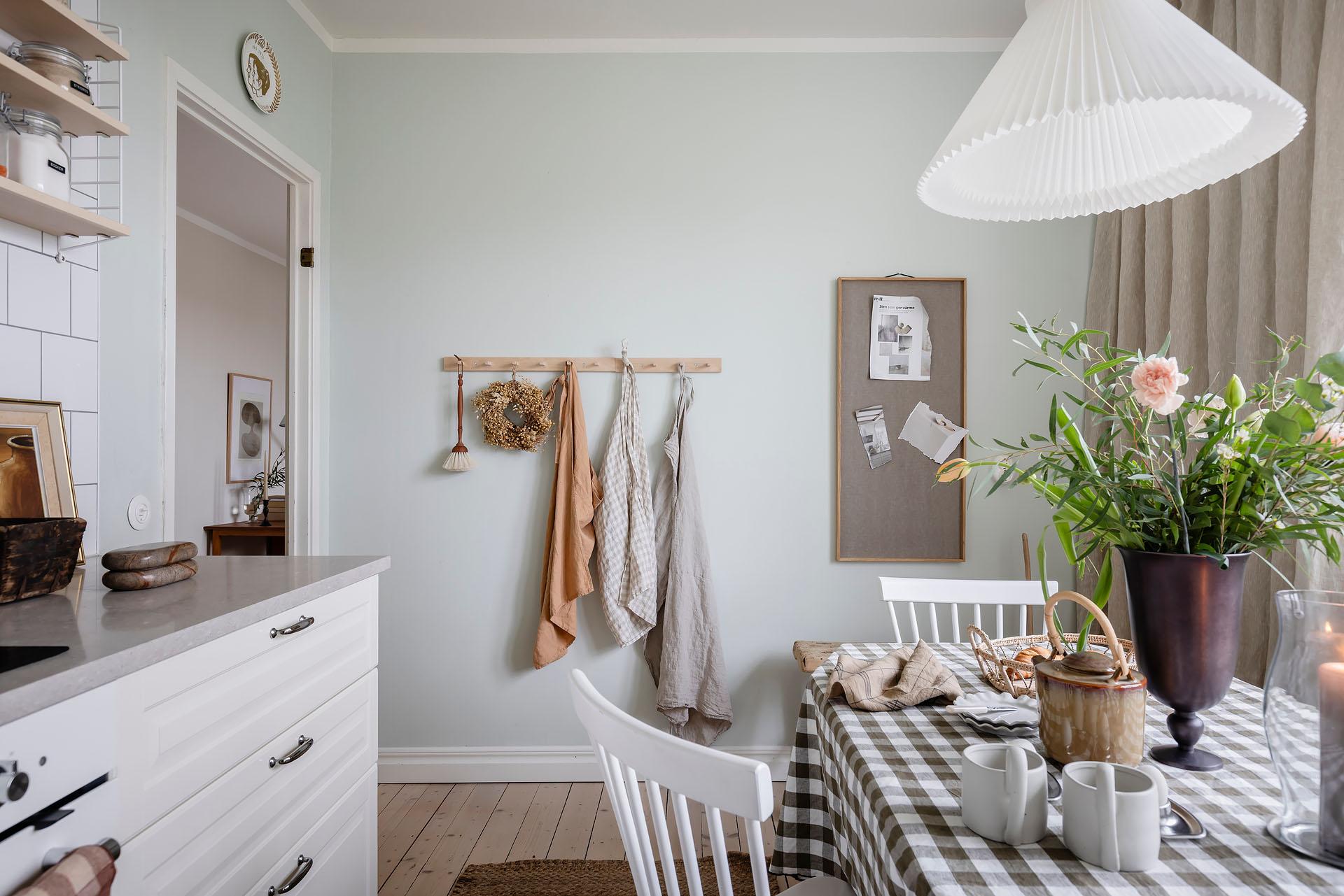 cuisine avec espace repas décoration scandinave et naturelle murs vert pâle appartement ancien de 60m2 cuisine avec espace repas décoration scandinave et naturelle murs vert pâle appartement ancien de 60m2
