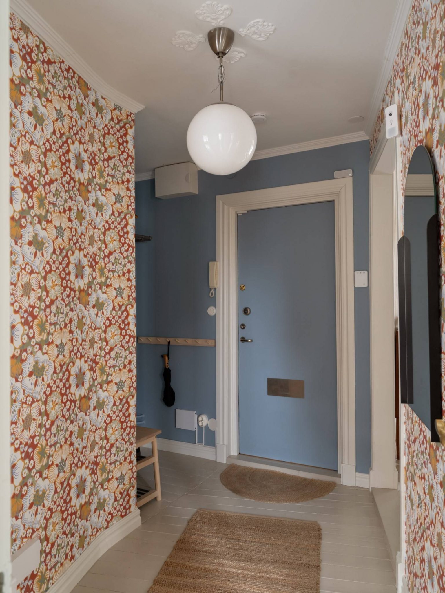 couloir papier-peint Sample Eldblomman de Josef Frank appartement de 67m2 au charme campagnard décoration scandinave