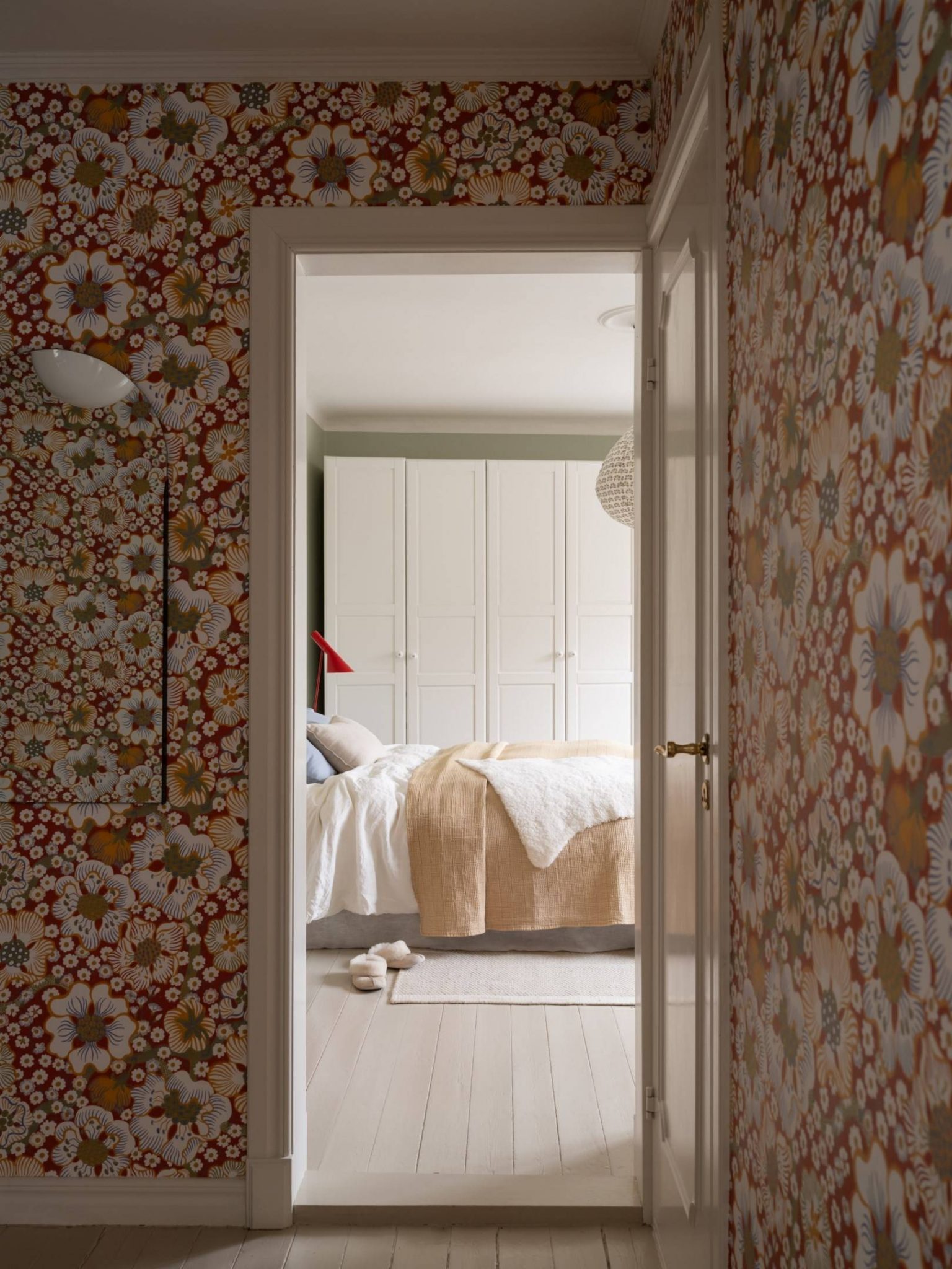 couloir papier-peint Sample Eldblomman de Josef Frank appartement de 67m2 au charme campagnard décoration scandinave