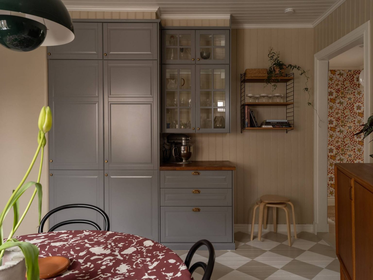 cuisine grise sol parquet peint à damier beige et blanc appartement de 67m2 au charme campagnard décoration scandinave