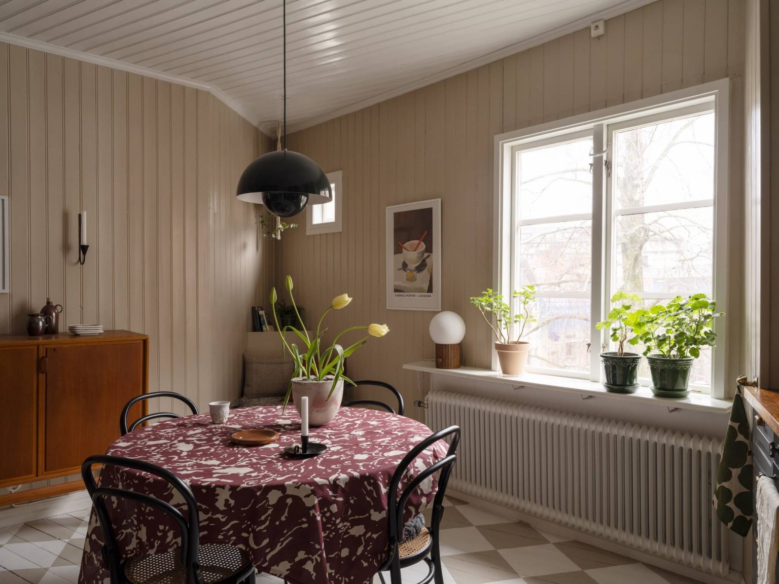 salle à manger dans cuisine grise sol parquet peint à damier beige et blanc appartement de 67m2 au charme campagnard décoration scandinave