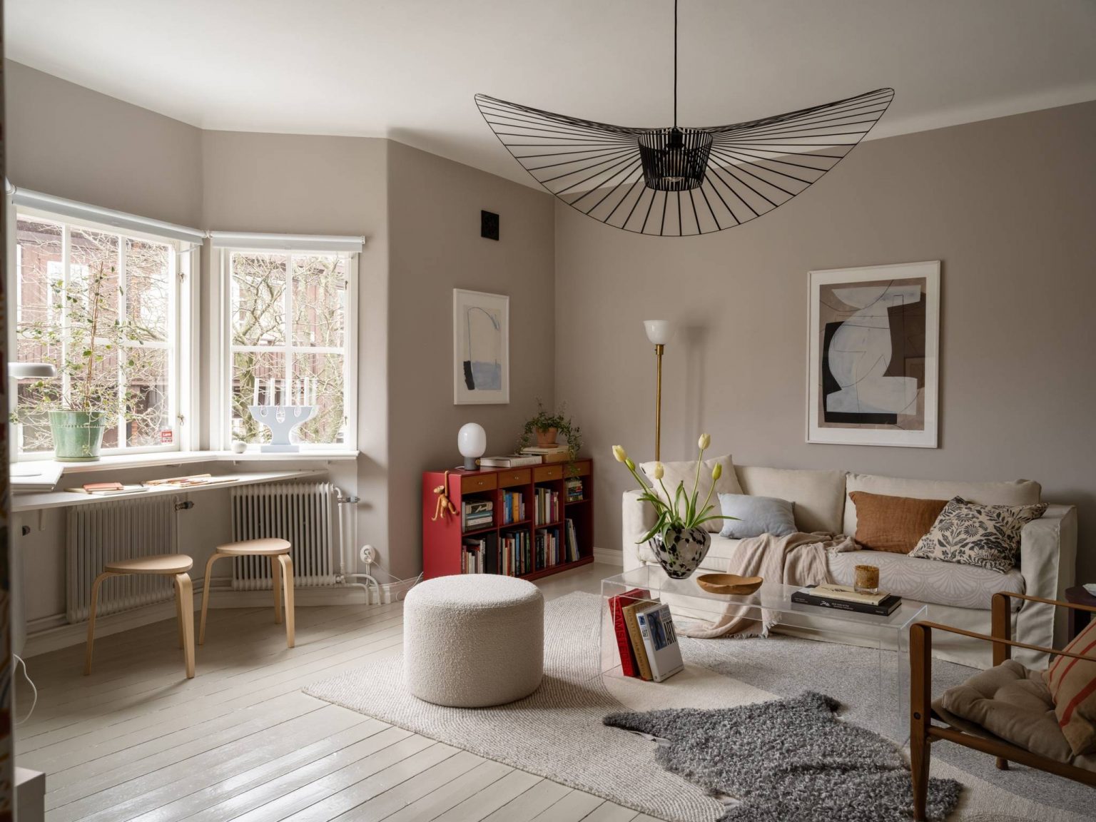 salon parquet peint en blanc appartement de 67m2 au charme campagnard décoration scandinave