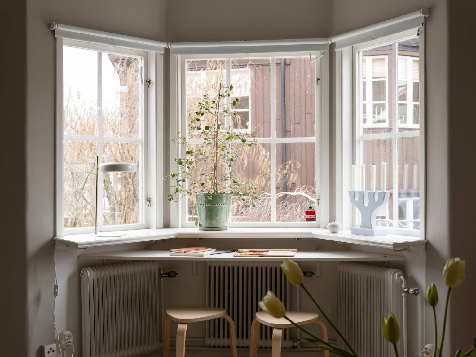 salon parquet peint en blanc appartement de 67m2 au charme campagnard décoration scandinave