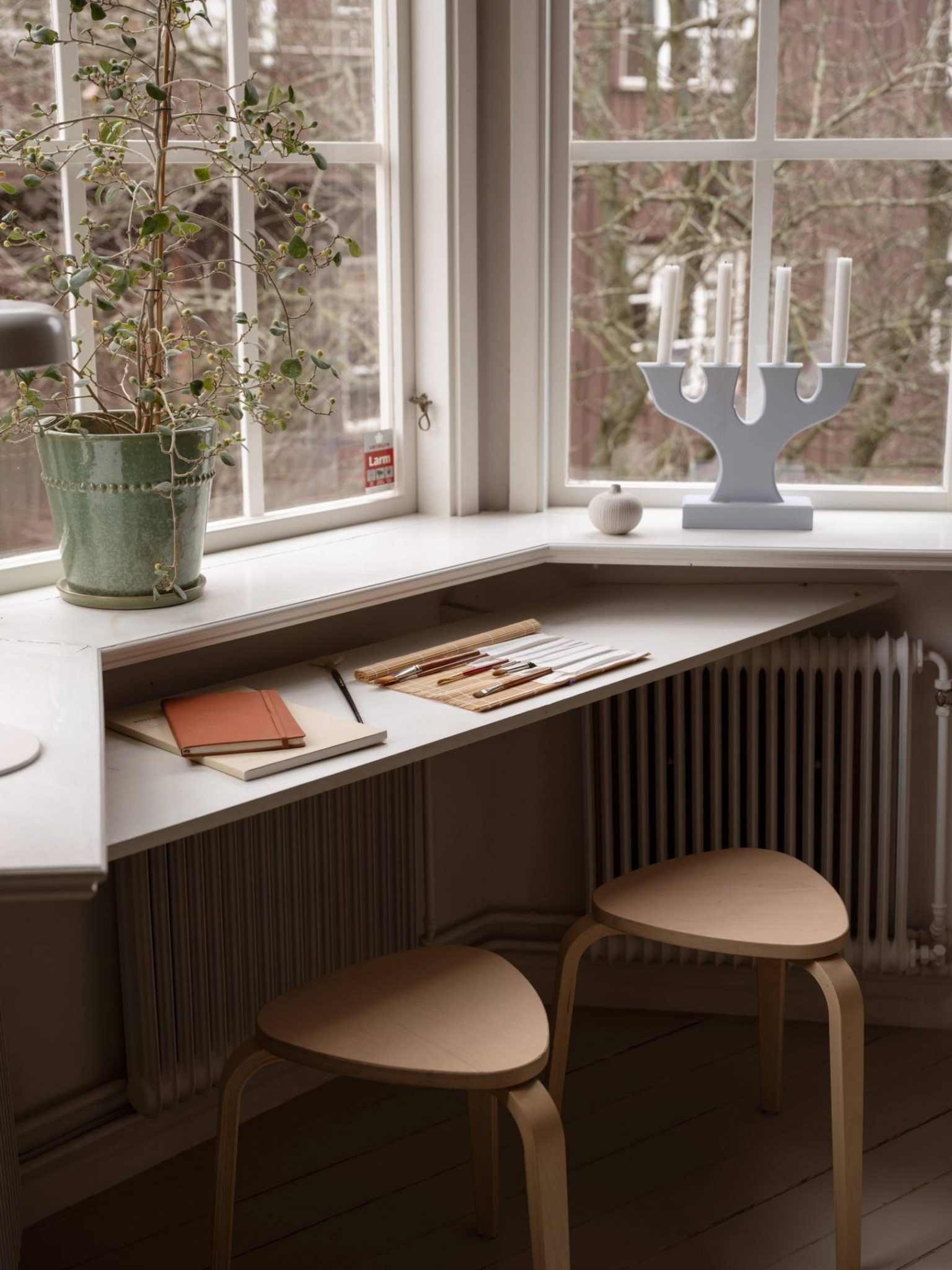 espace bureau enfant dans salon parquet peint en blanc appartement de 67m2 au charme campagnard décoration scandinave