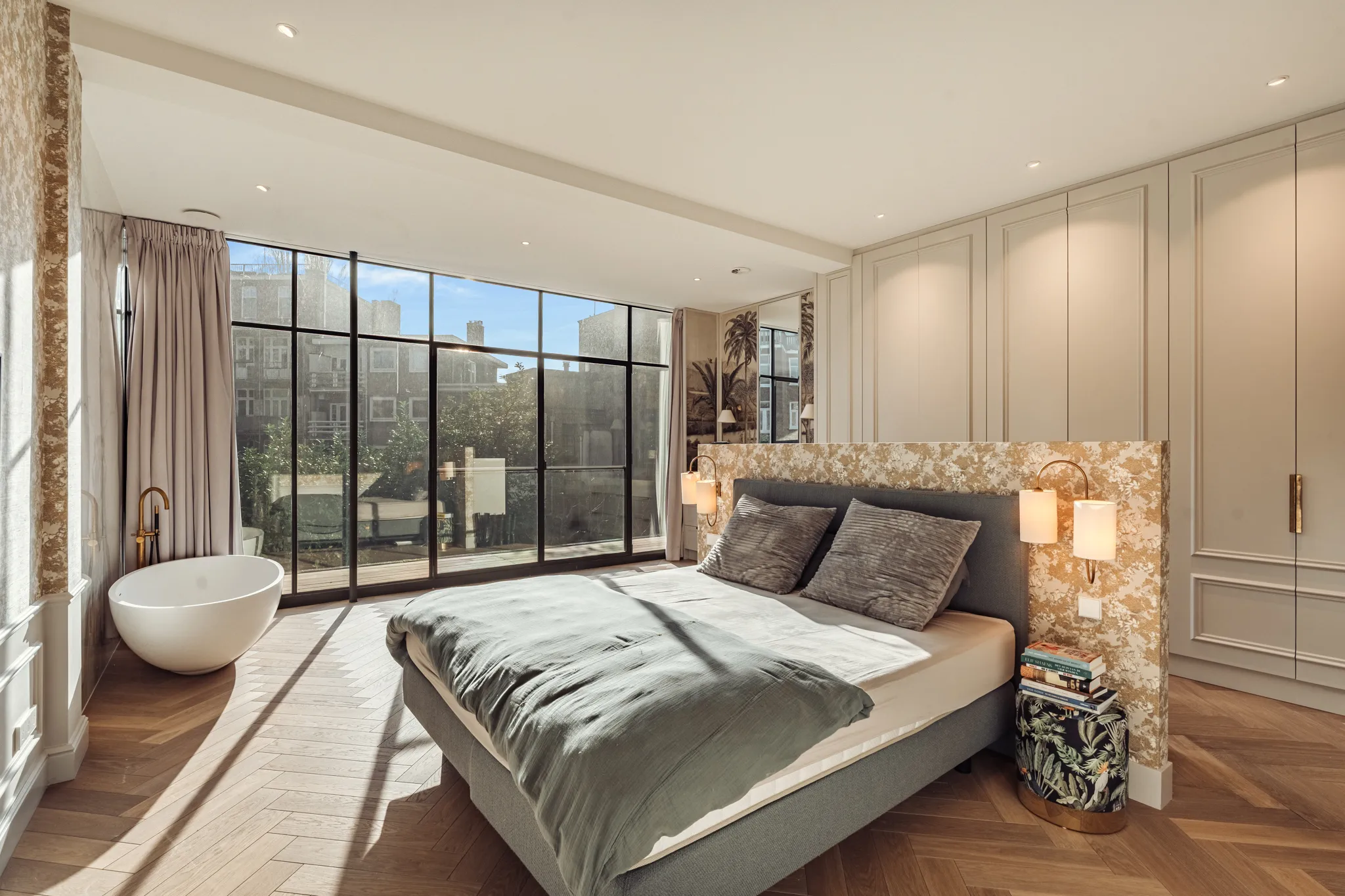 chambre avec fenêtre verrière décoration contemporaine dressing en tête de lit chambre avec fenêtre verrière décoration contemporaine dressing en tête de lit